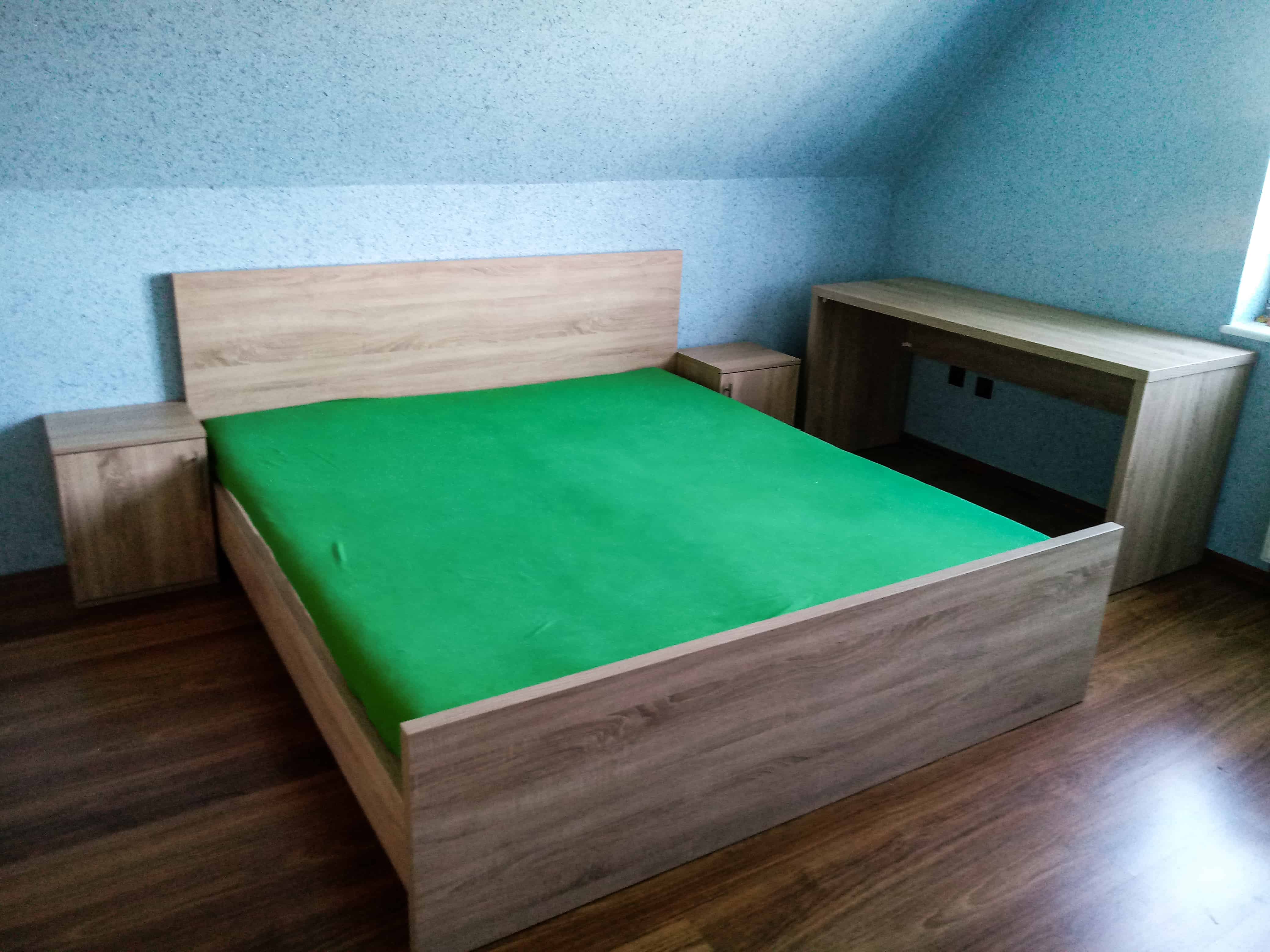 Łóżko w sypialni pod skosem