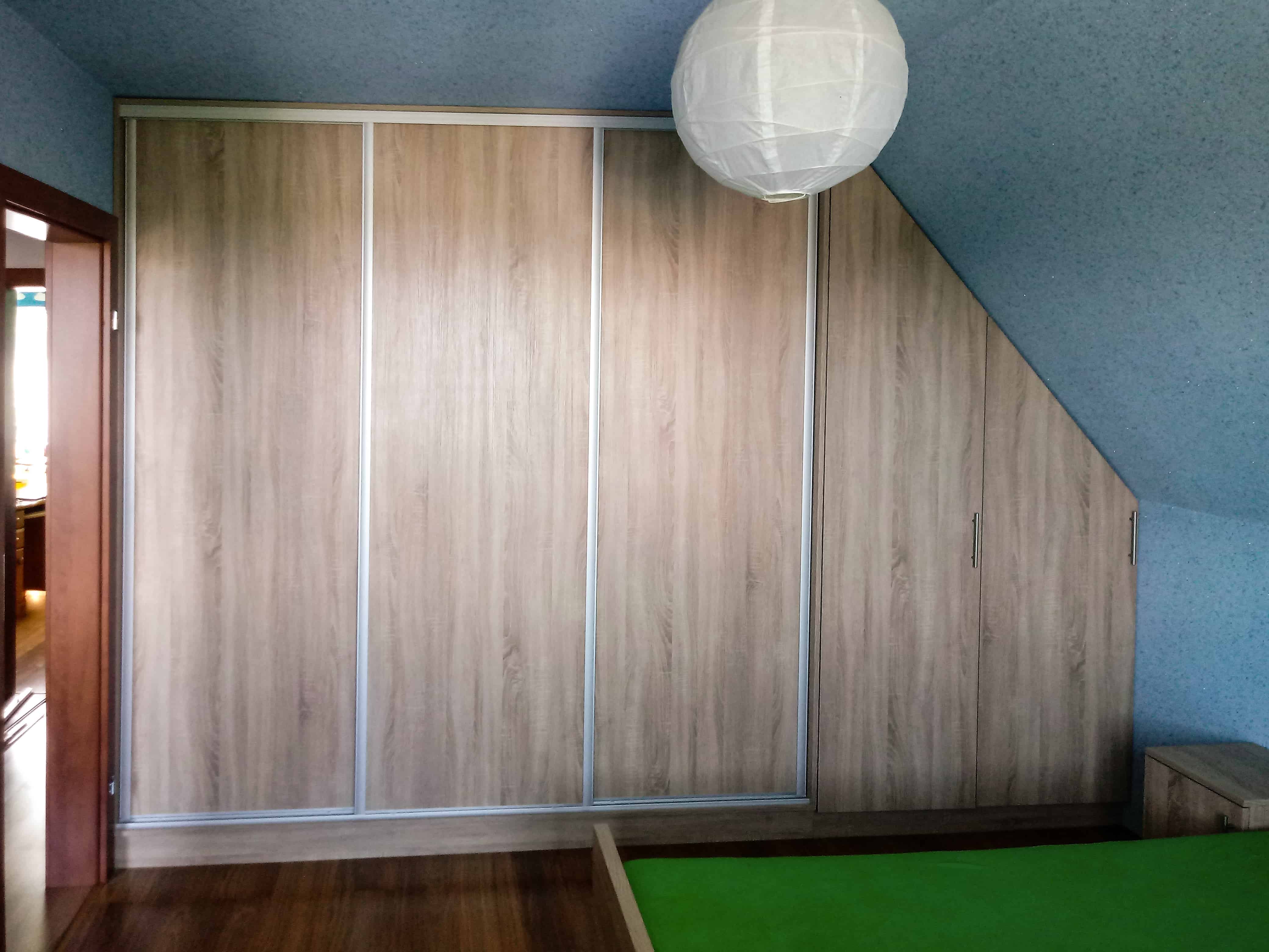 Szafa w sypialni pod skosem