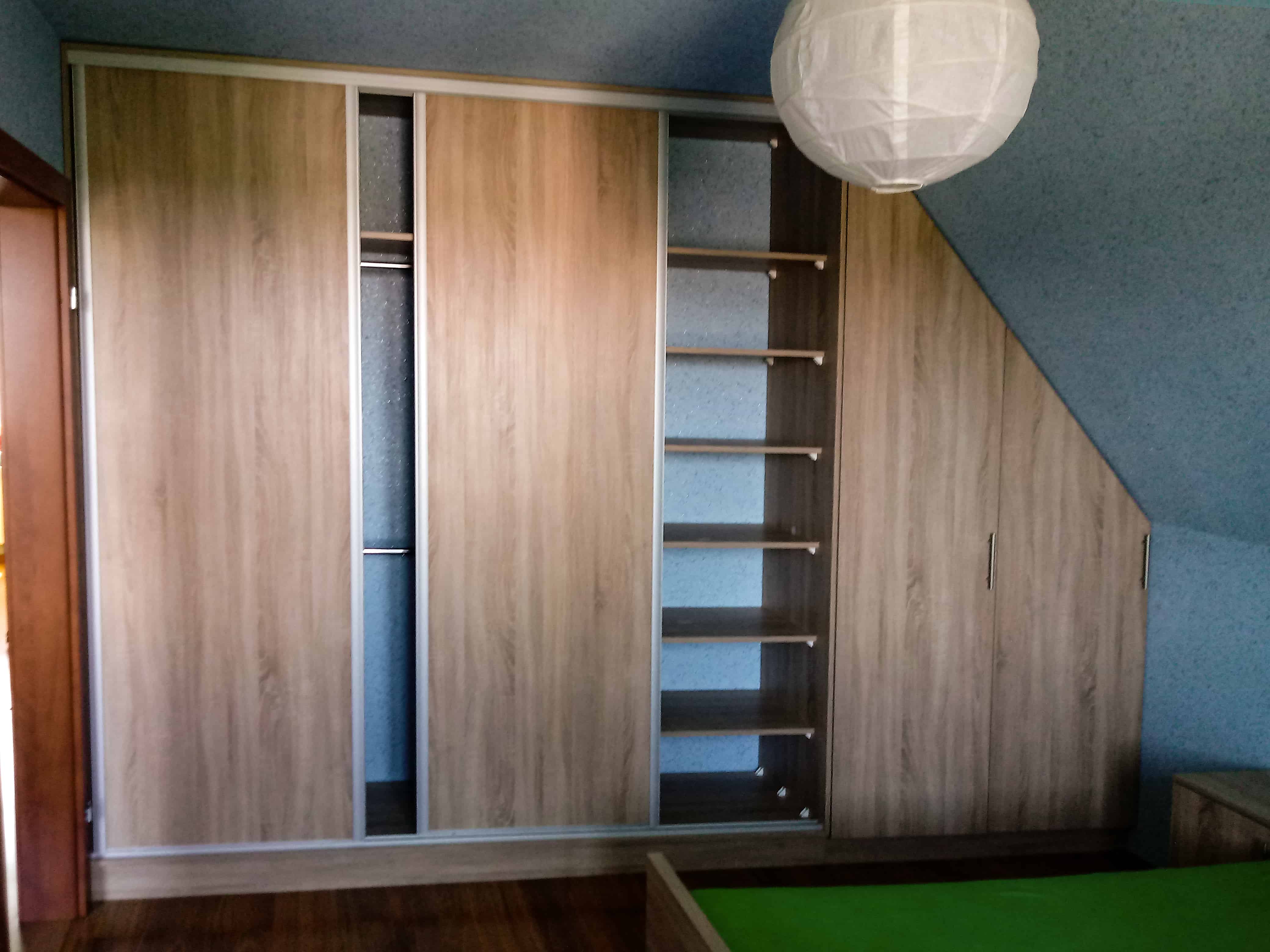 Szafa w sypialni pod skosem