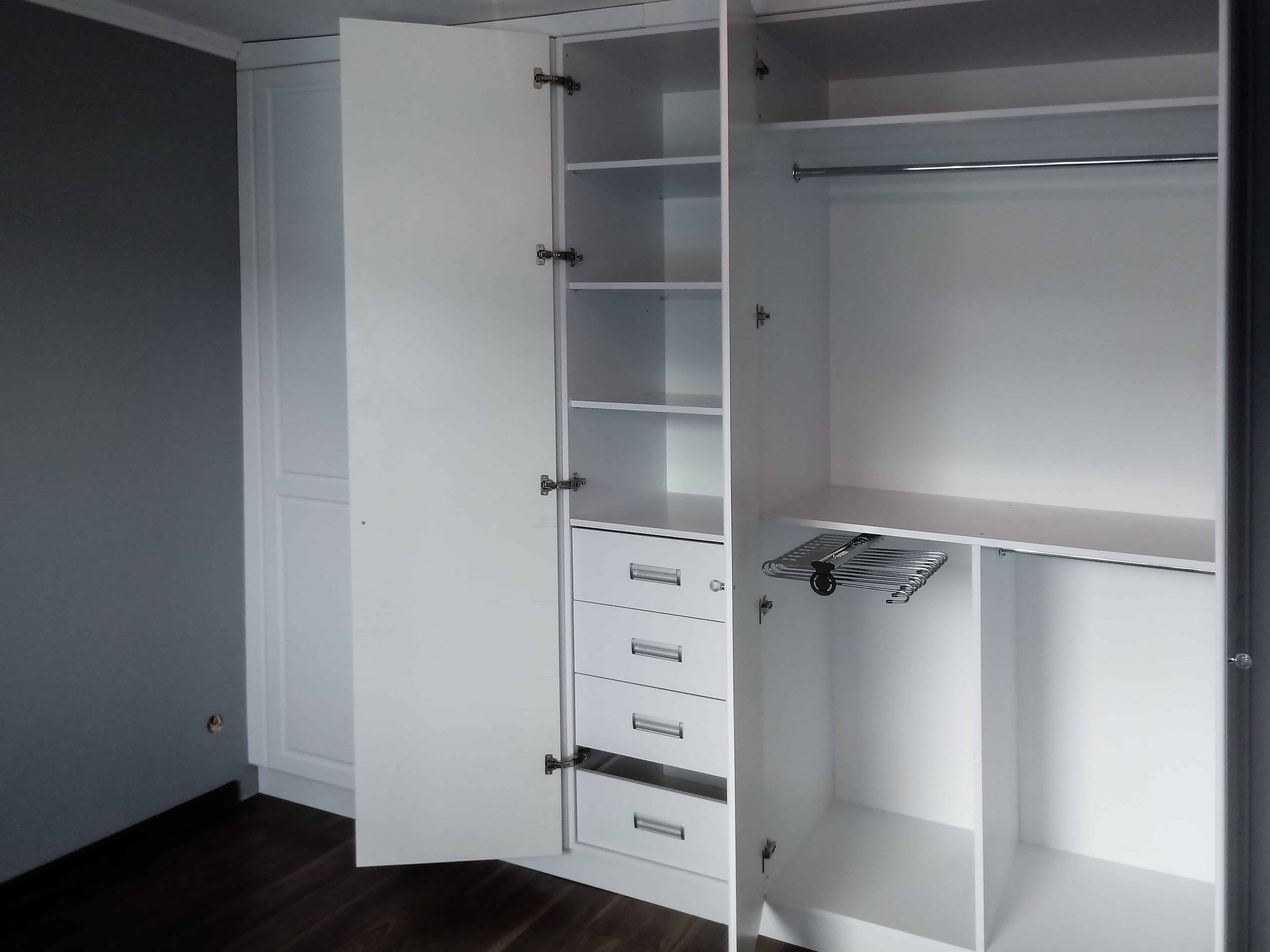 Biała szafa z frezem