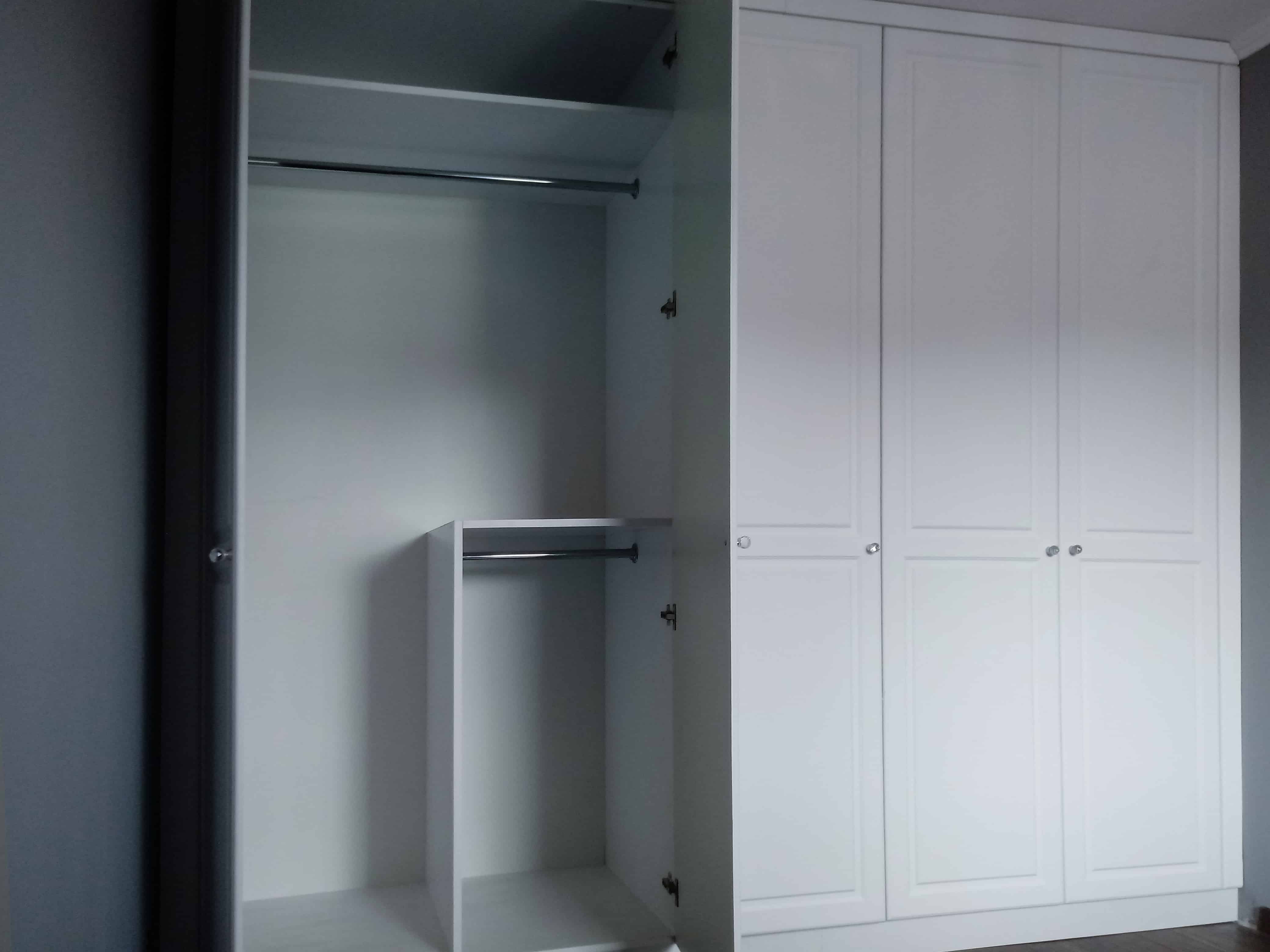 Biała szafa z frezem