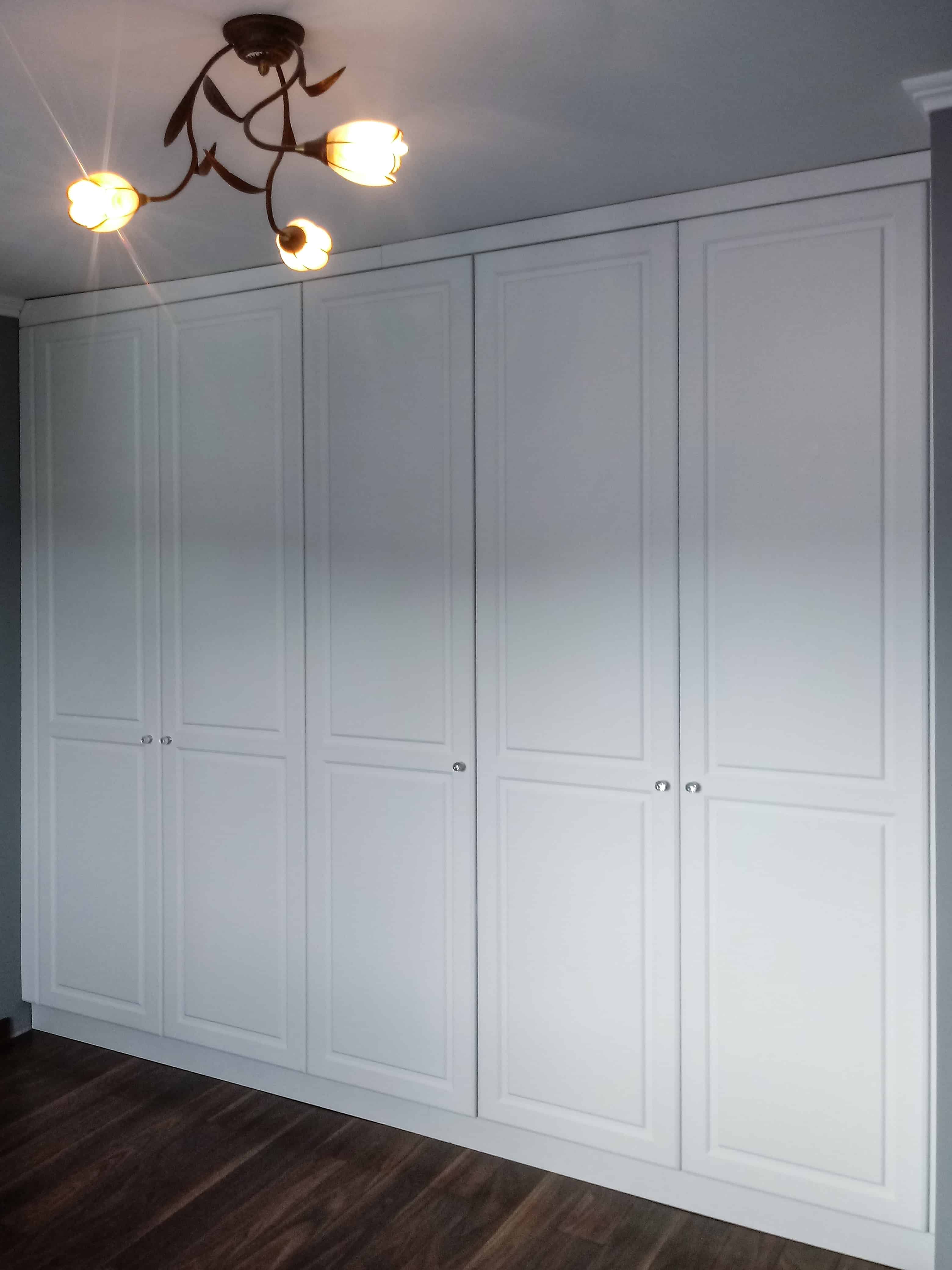 Biała szafa z frezem