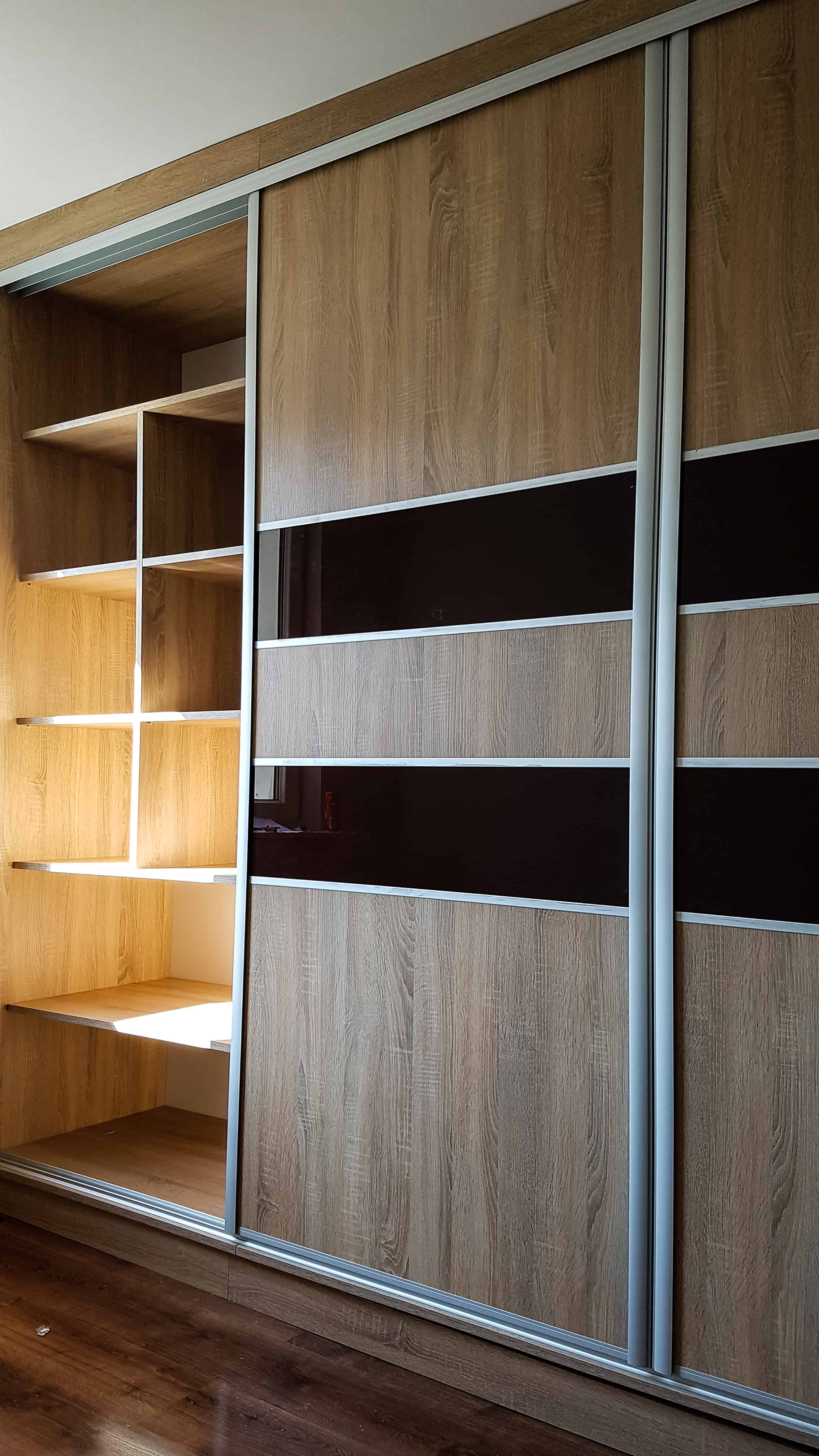 Szafa z błyszczącym akcentem