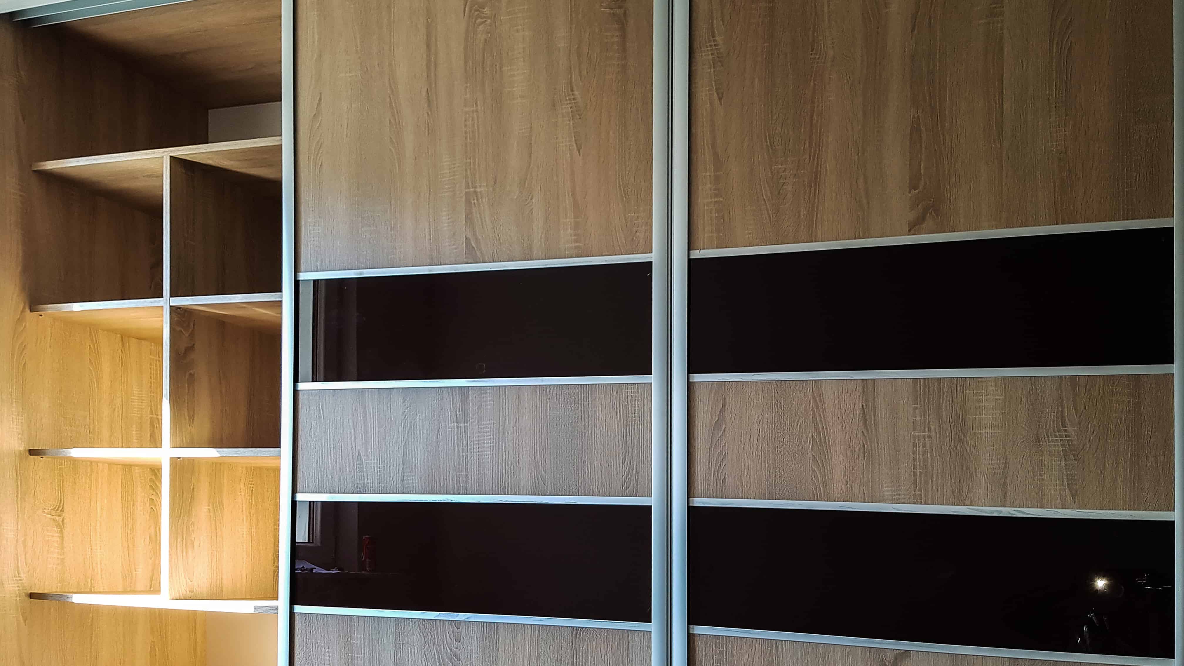 Szafa z błyszczącym akcentem