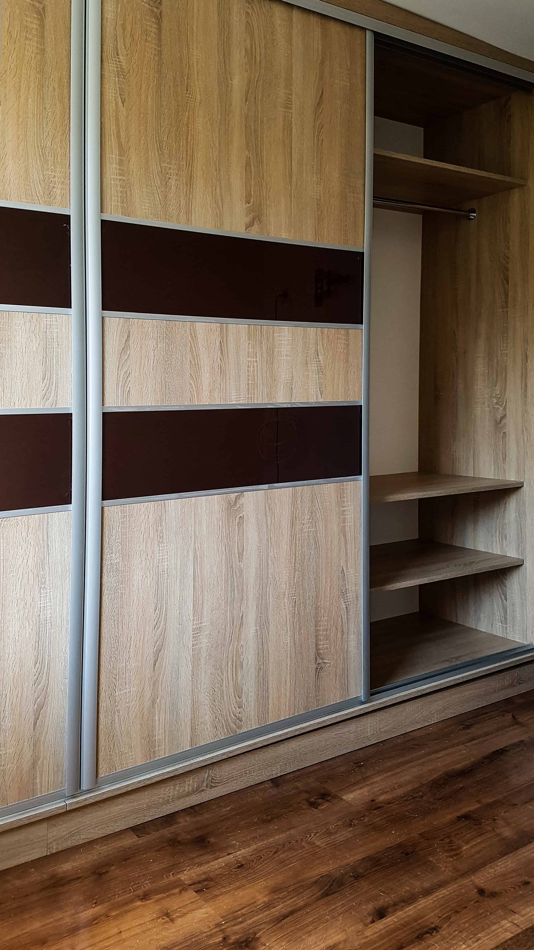 Szafa z błyszczącym akcentem