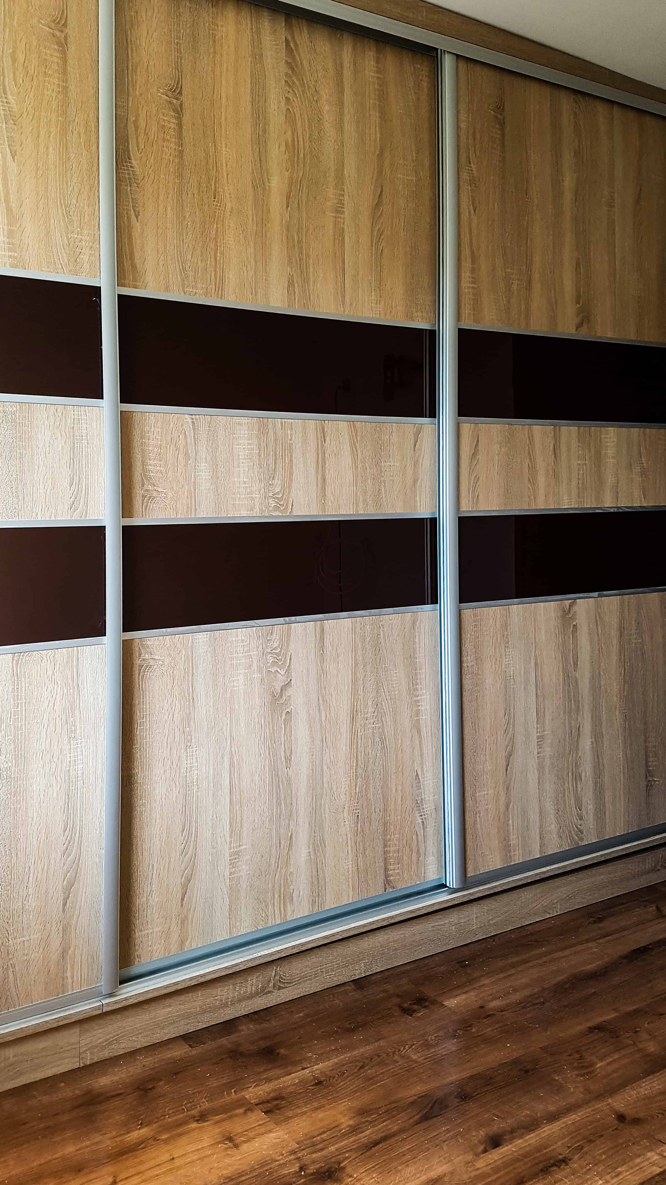 Szafa z błyszczącym akcentem