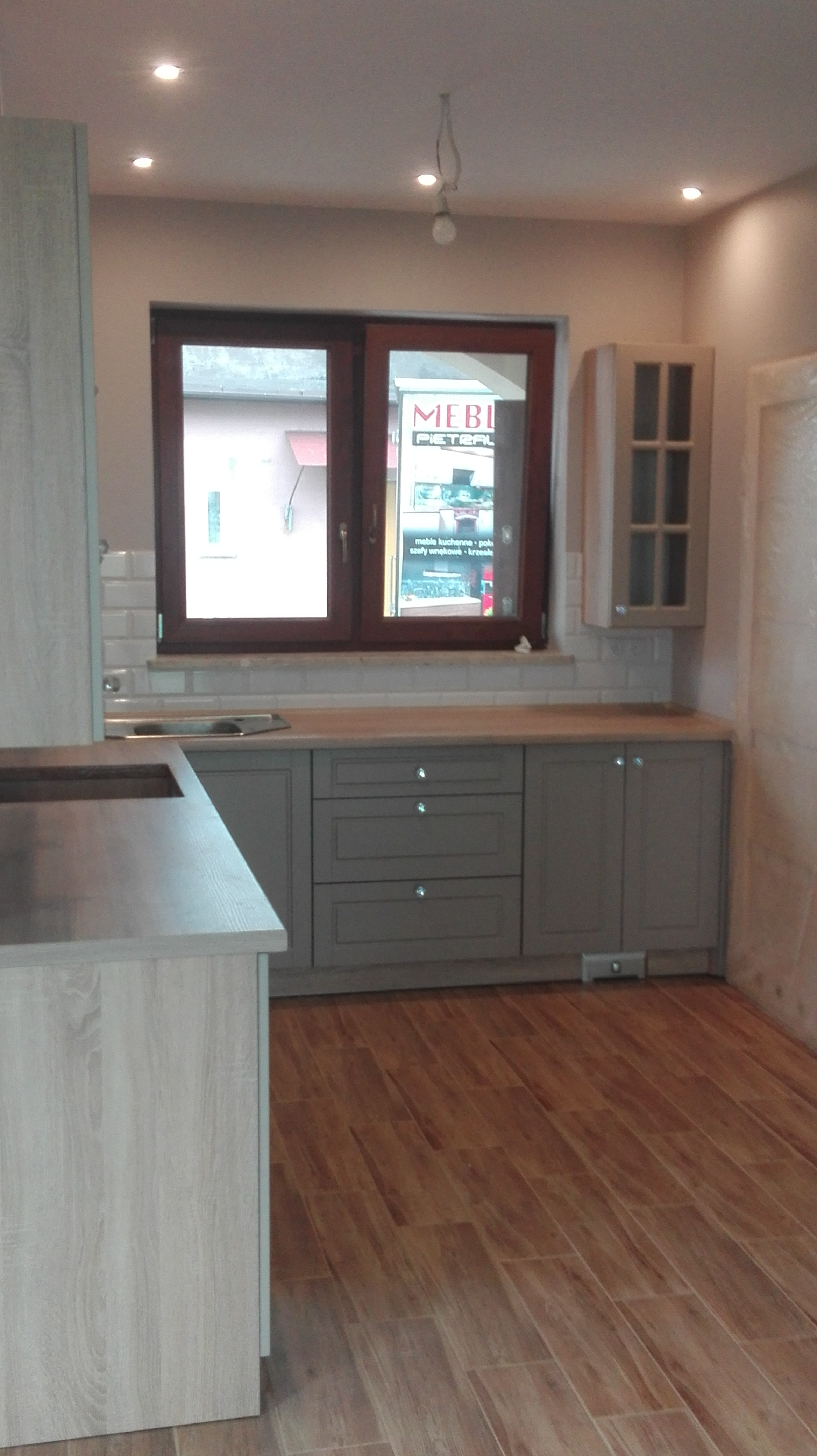 klasyczna jasna kuchnia z ozdobnymi uchwytami