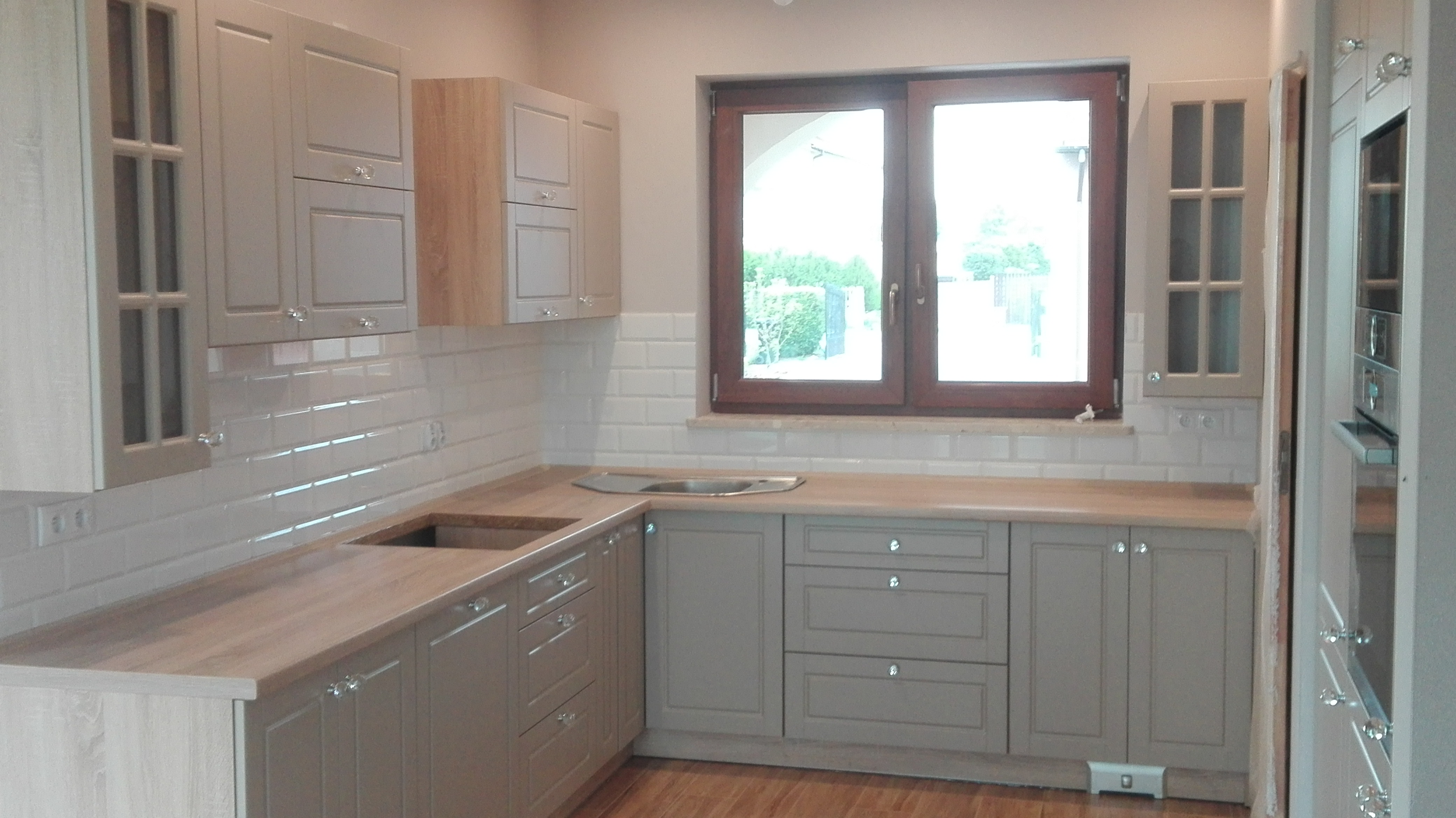 klasyczna jasna kuchnia z ozdobnymi uchwytami 2