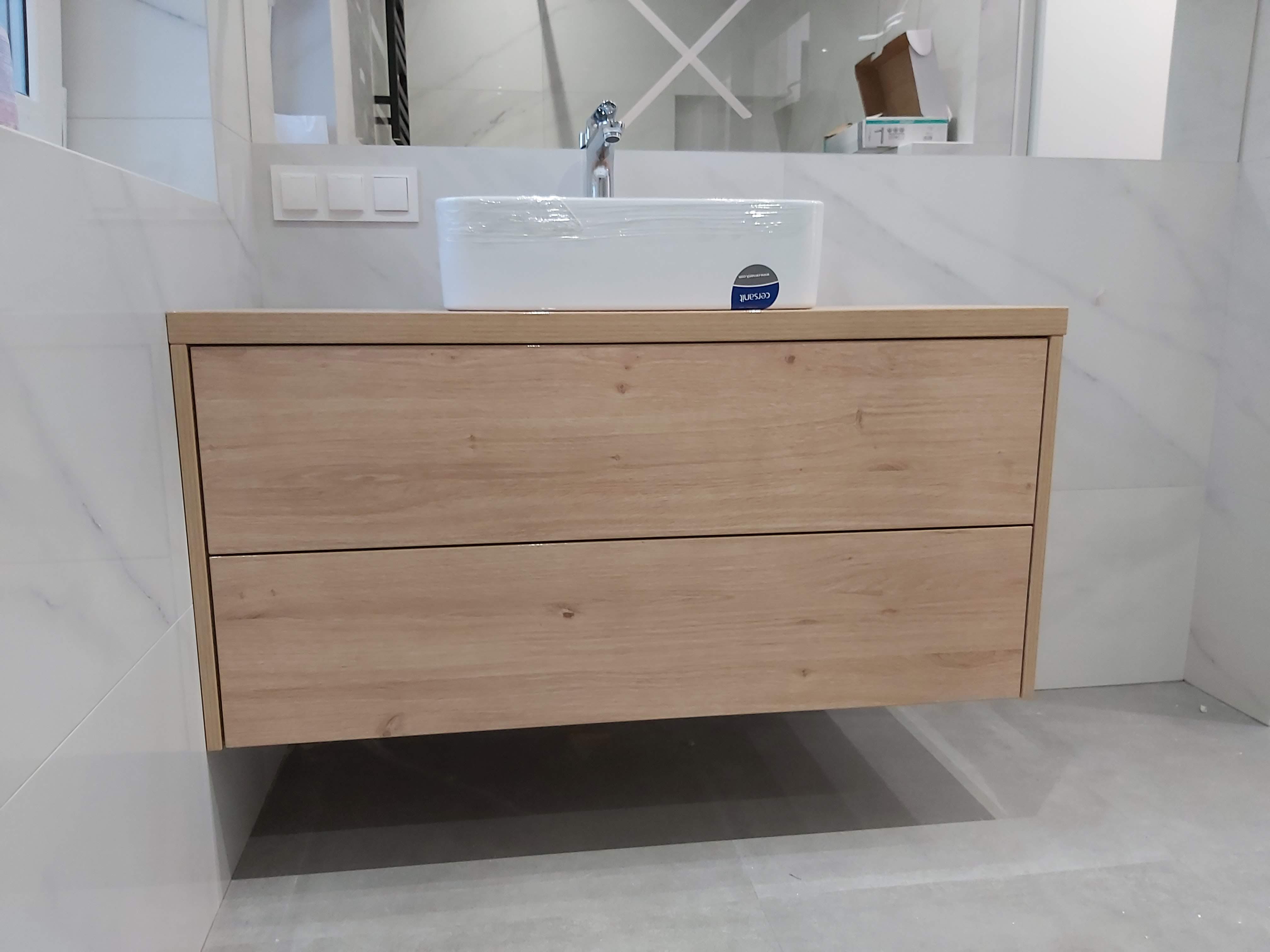 Jasna szafka pod umywalką