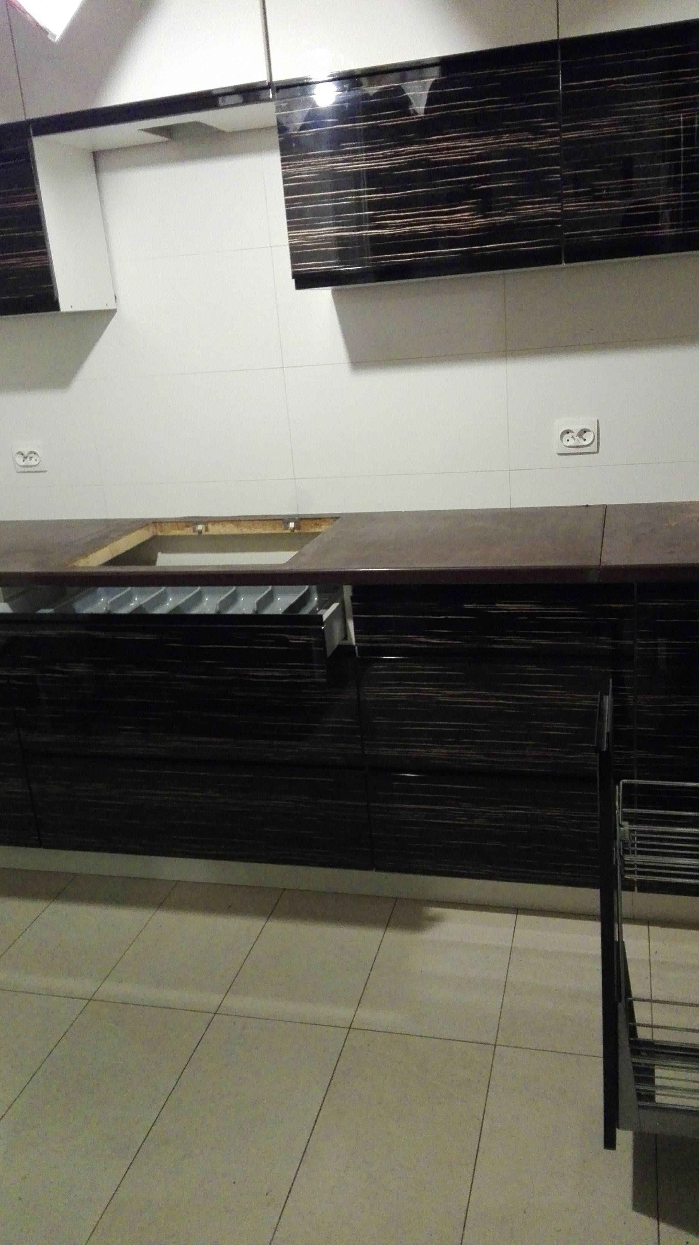 Nowoczesna kuchnia z ciemnymi frontami 2