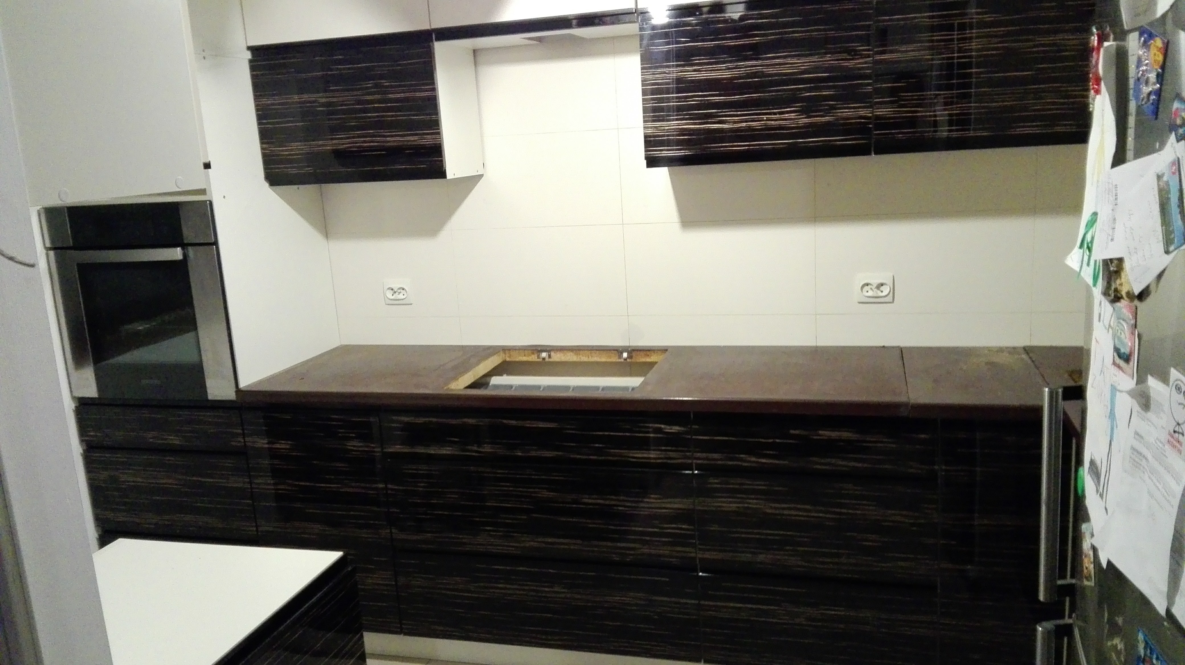 Nowoczesna kuchnia z ciemnymi frontami