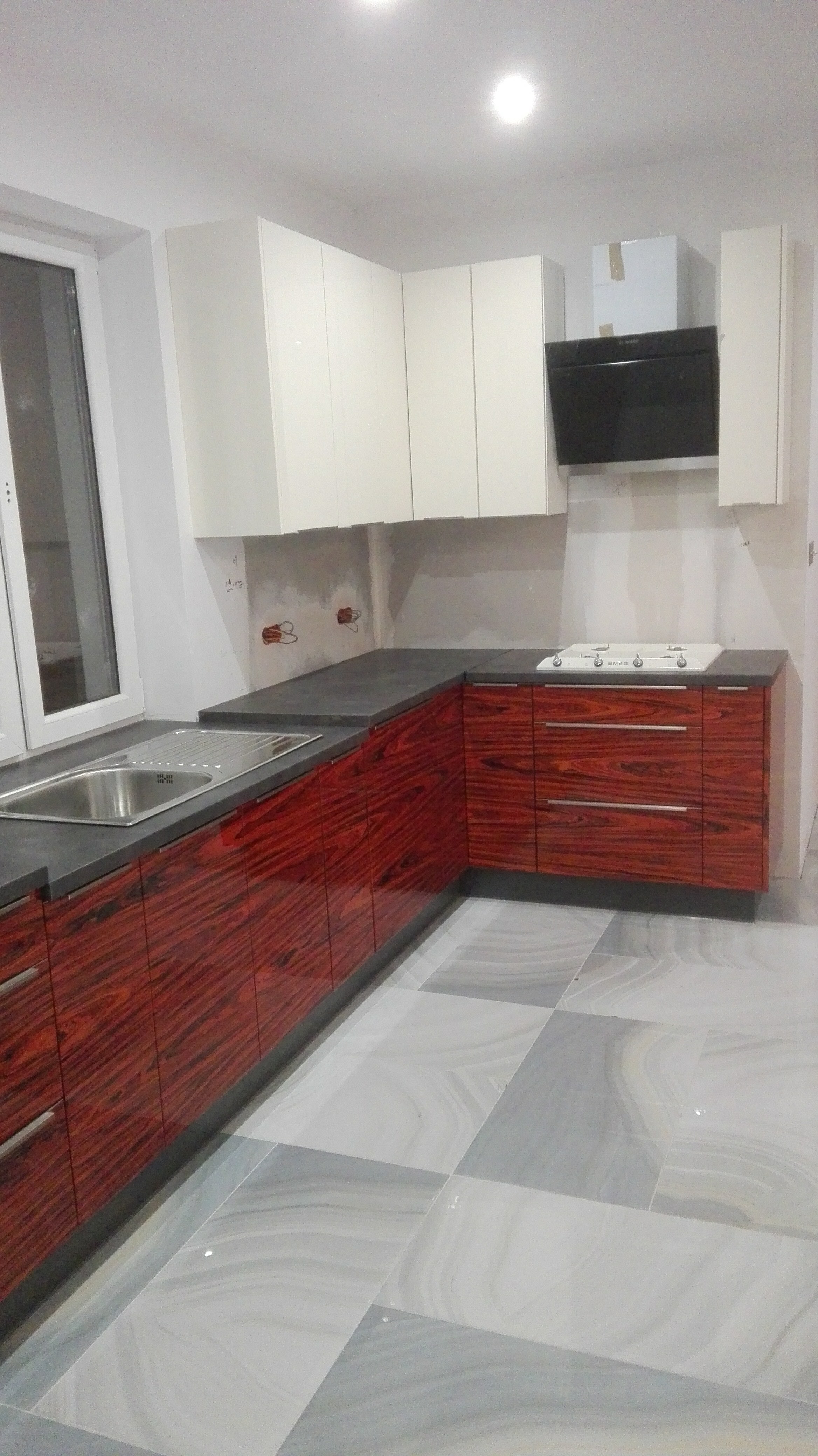 Nowoczesna kuchnia z ozdobnymi frontami 2