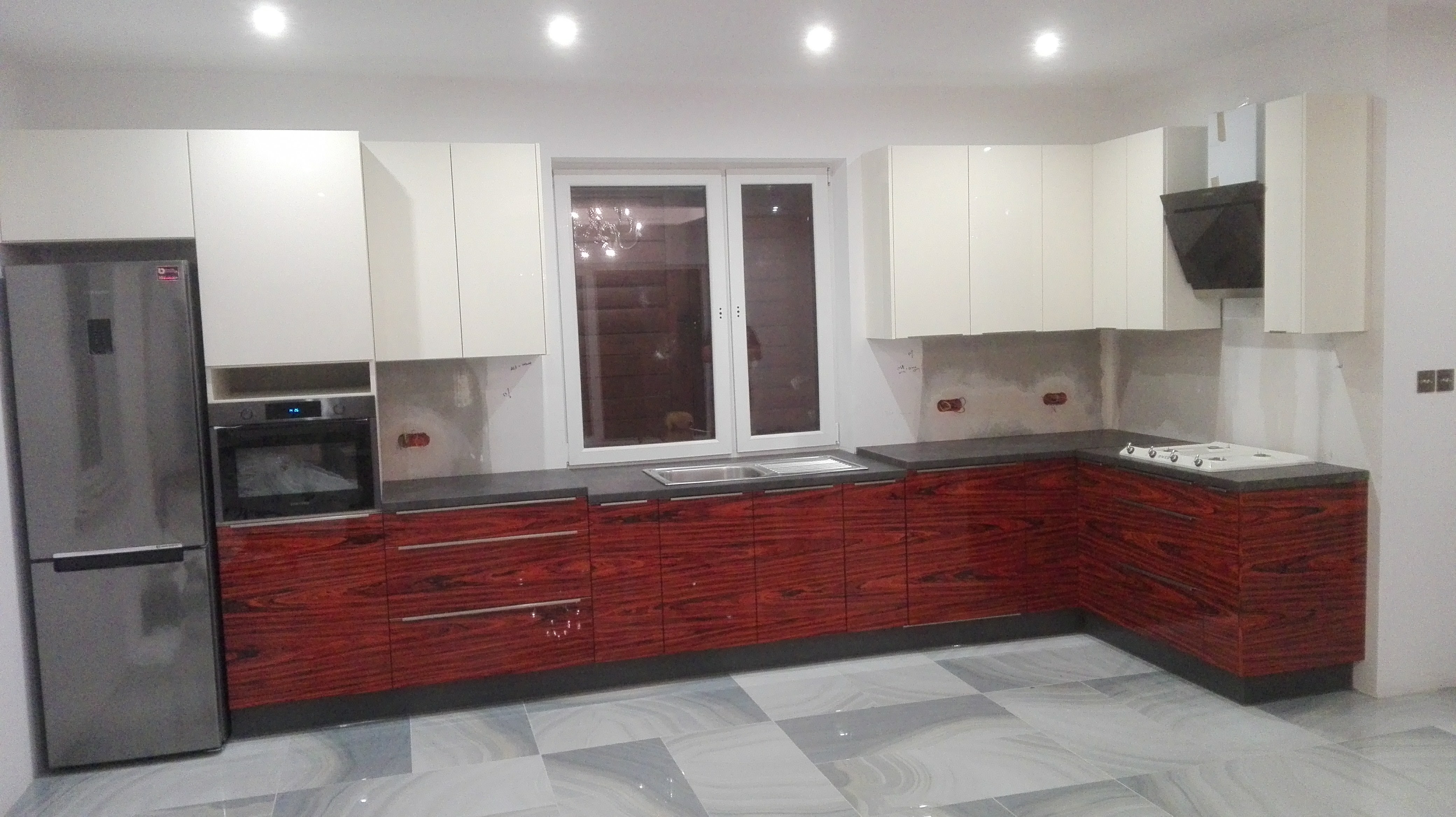 Nowoczesna kuchnia z ozdobnymi frontami