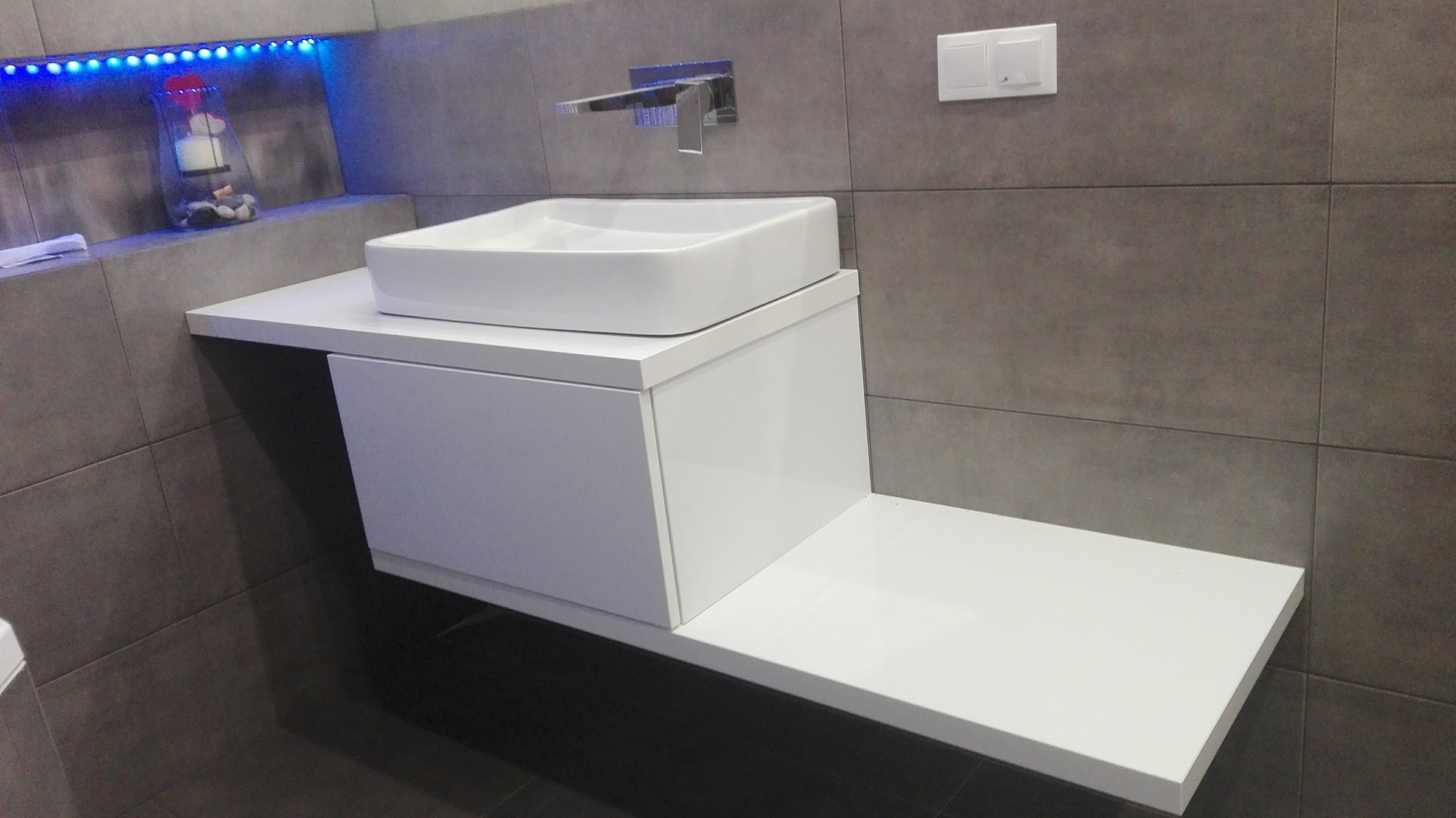 Nowoczesna szafka łazienkowa z blatem