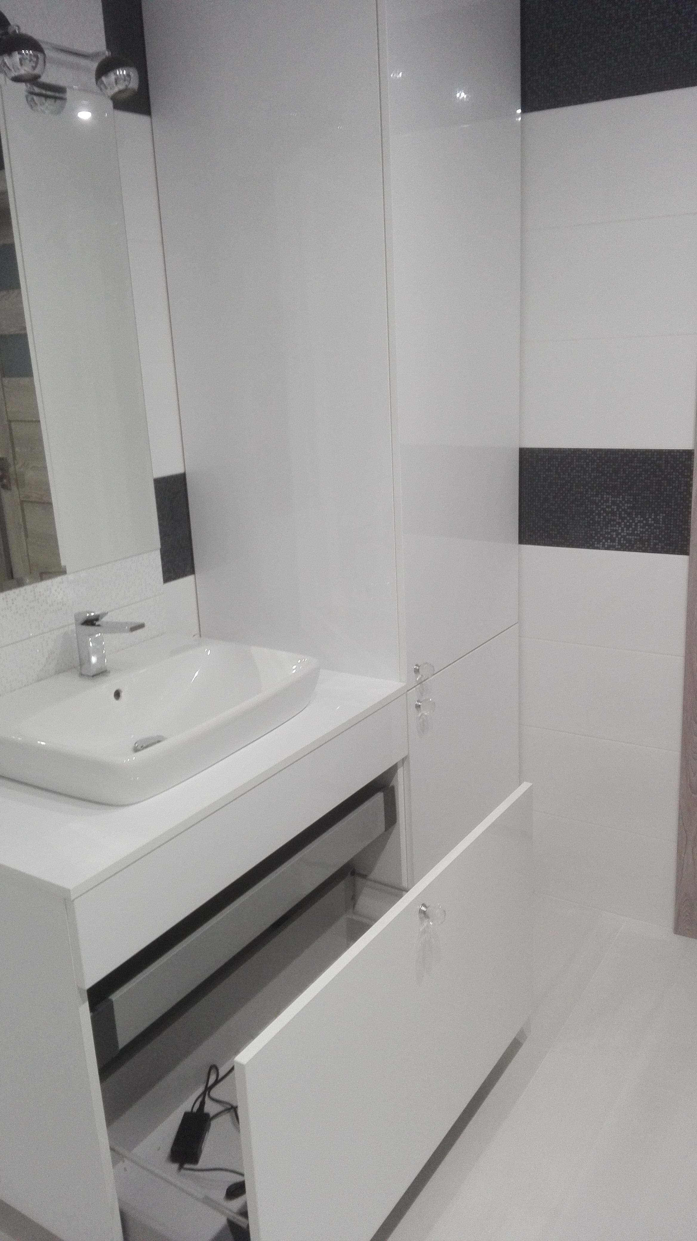 Praktyczna biała łazienka