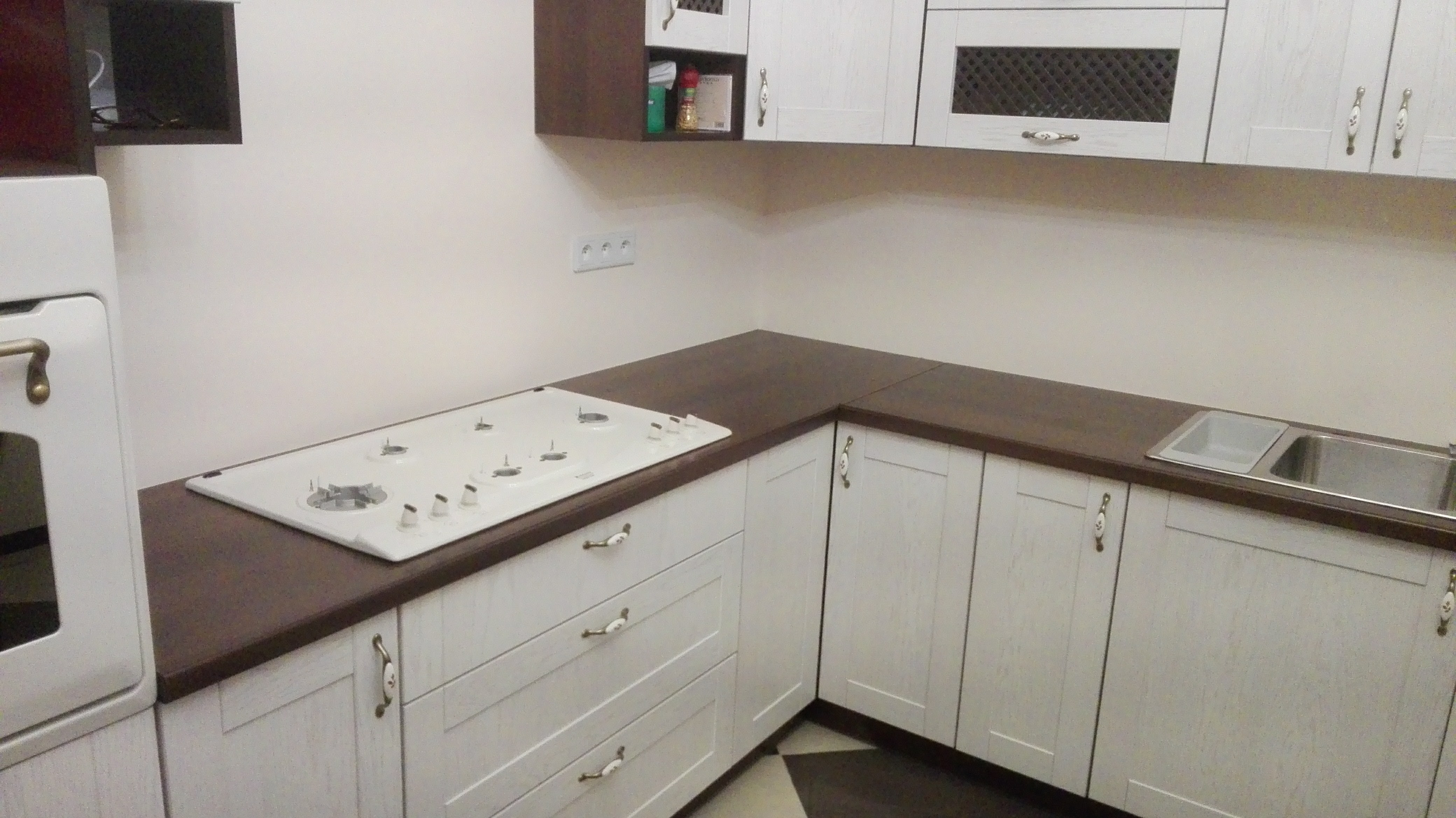 Stylowa kuchnia z klasycznymi uchwytami