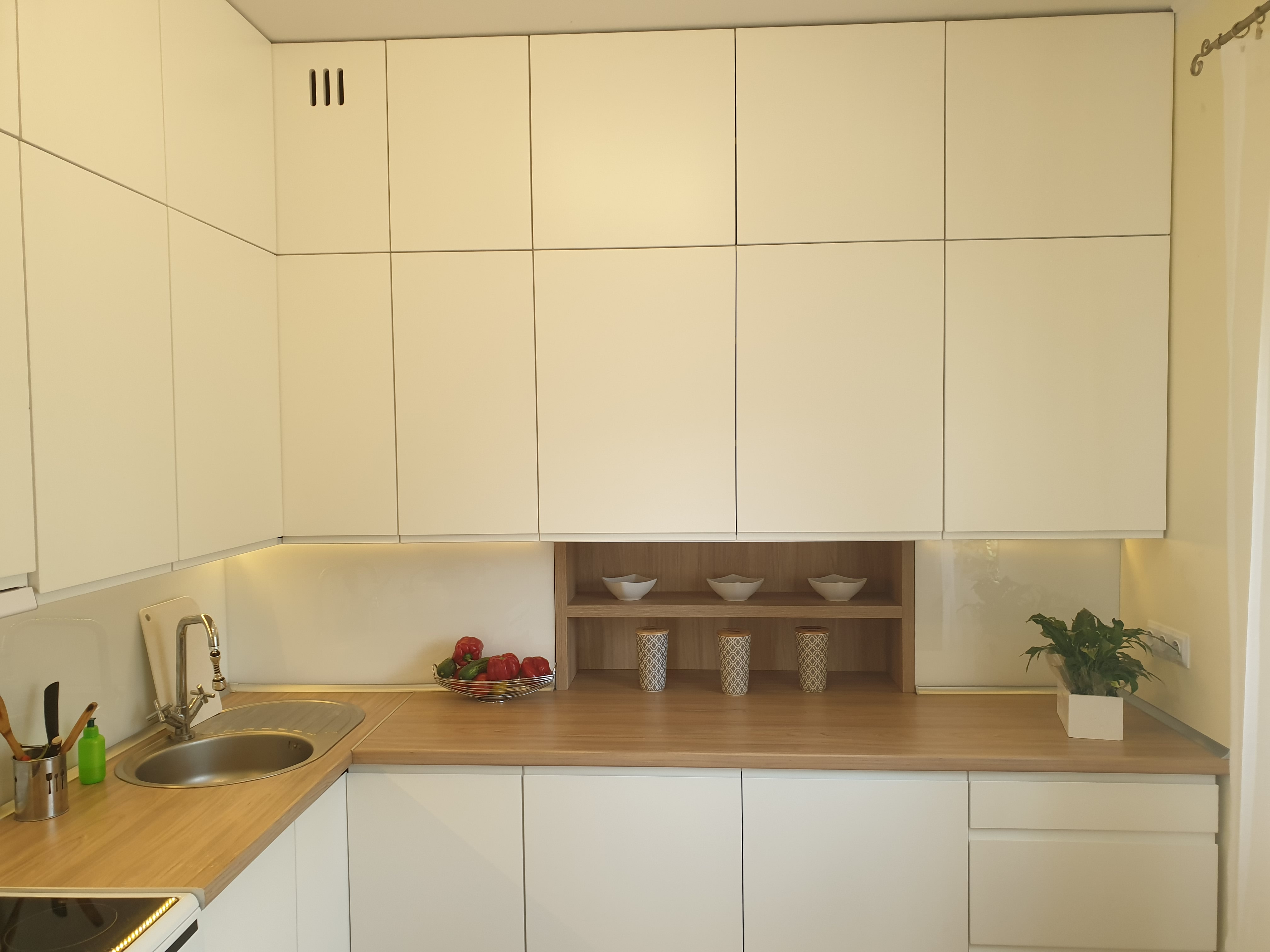 biała kuchnia bez uchwytów 2