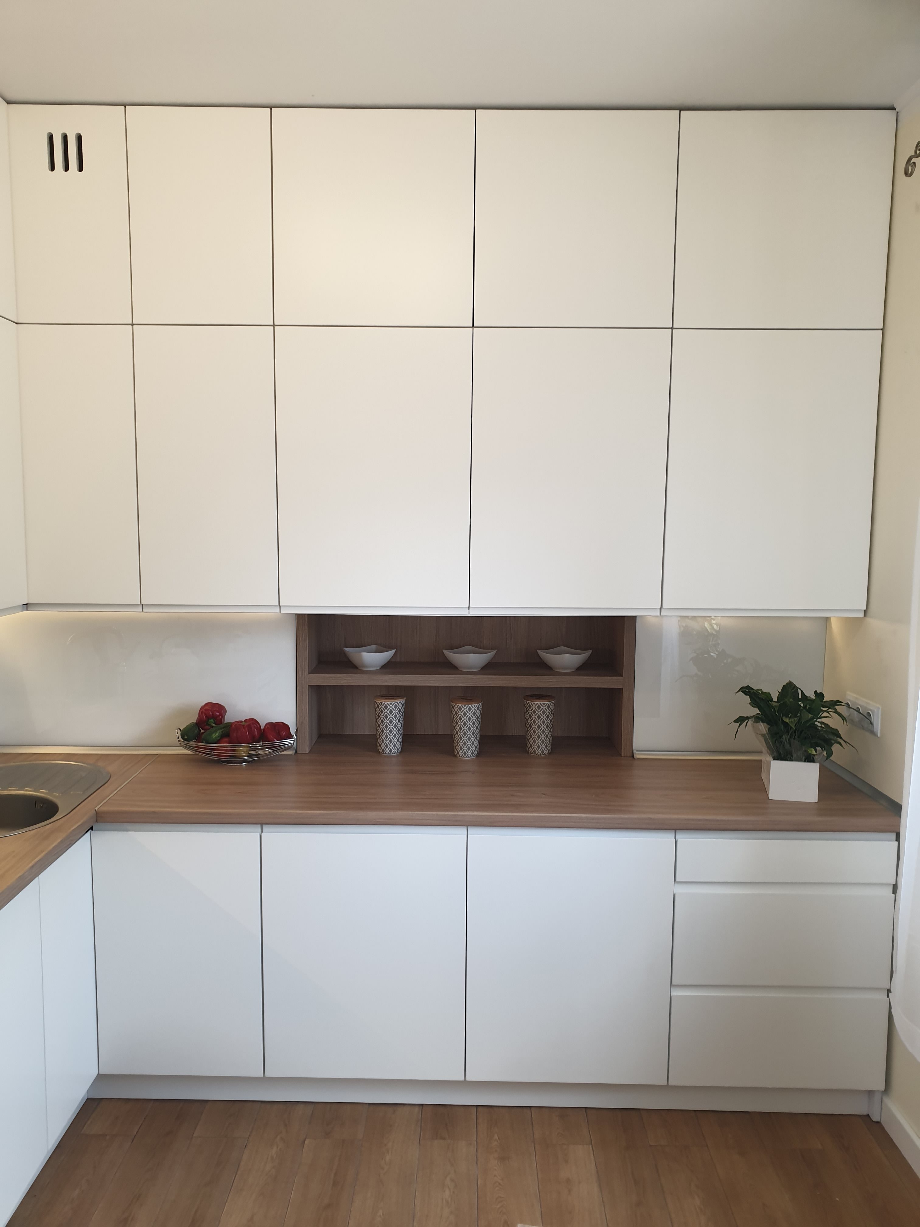 biała kuchnia bez uchwytów