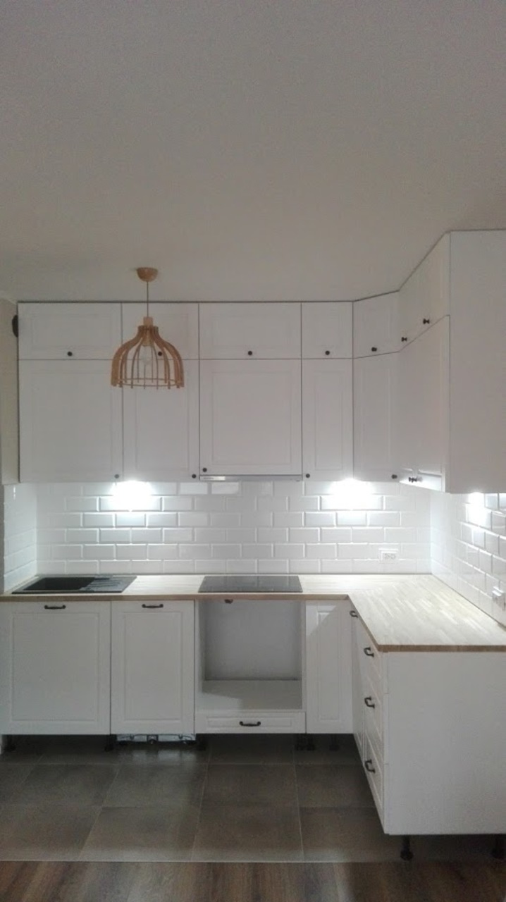 biała_kuchnia_z_oświetleniem1x