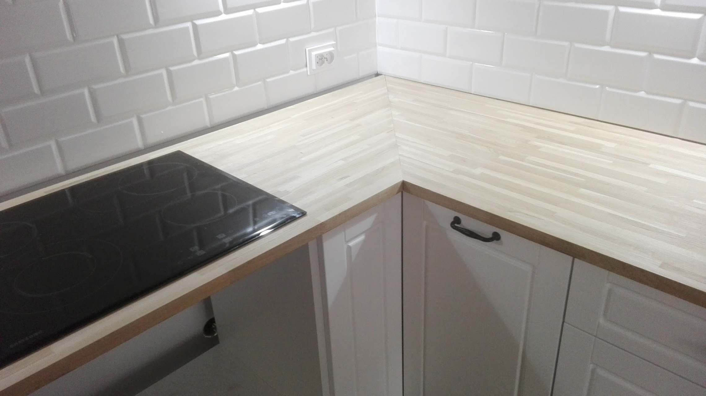 biała_kuchnia_z_oświetleniem2x