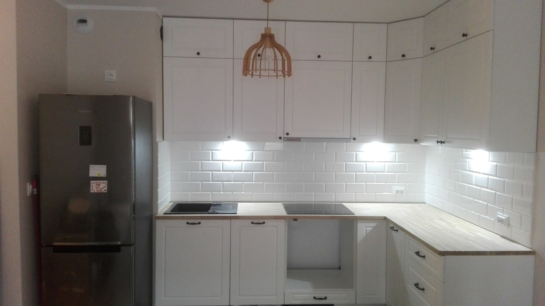 biała_kuchnia_z_oświetleniemx