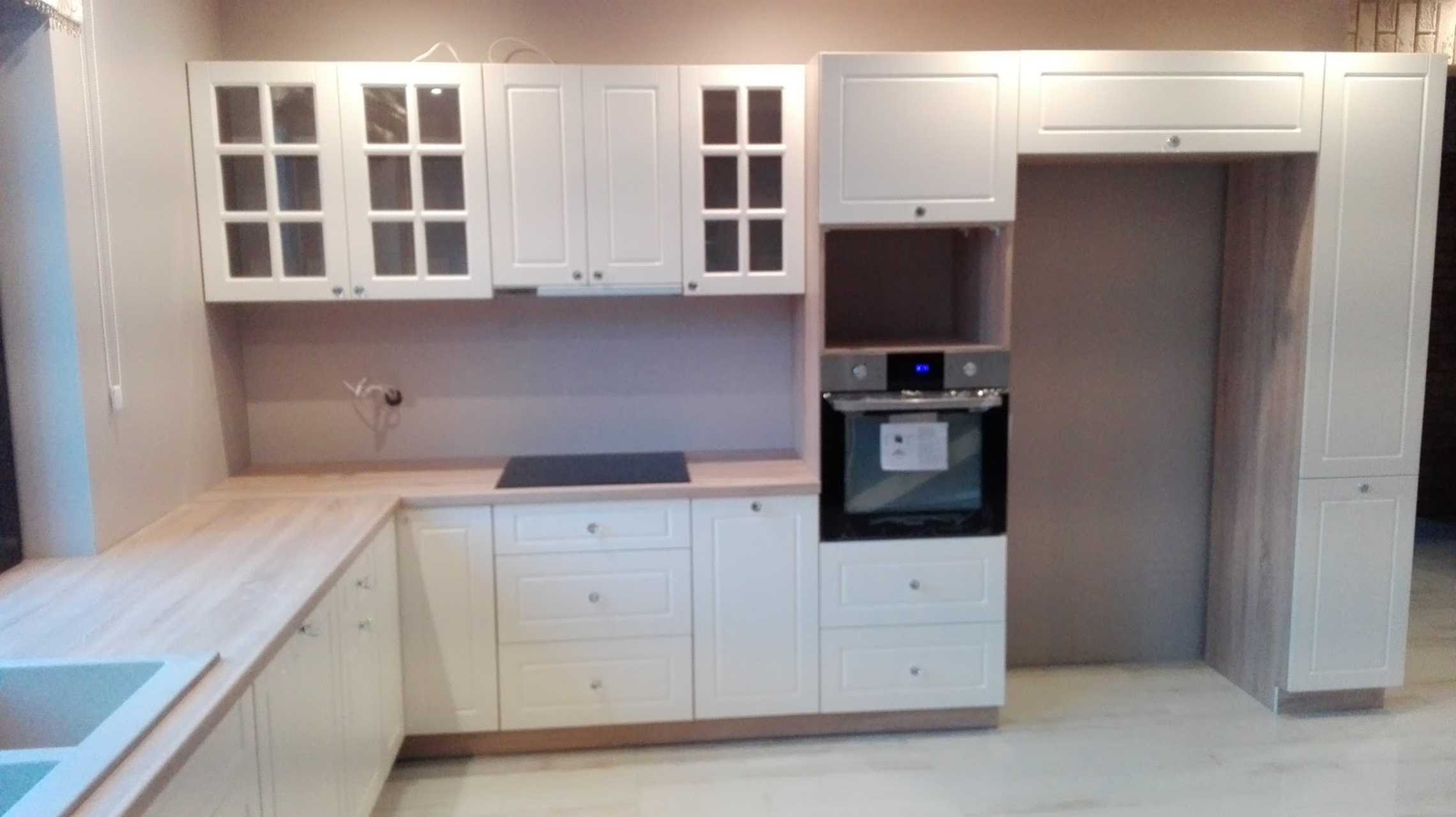 klasyczna_kuchnia_z_białymi_frontami1x