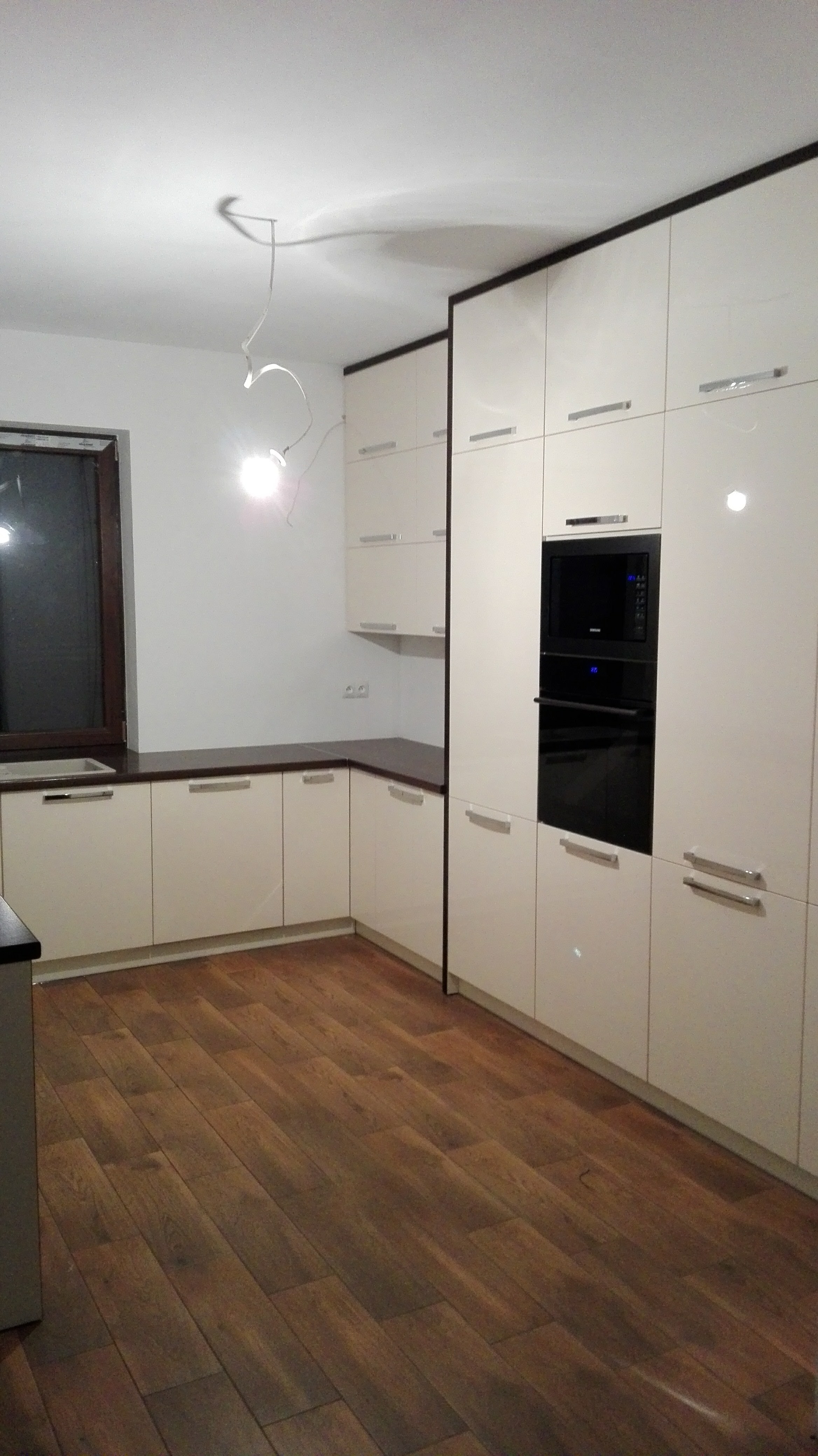 Jasna kuchnia z wbudowanym sprzętem agd2