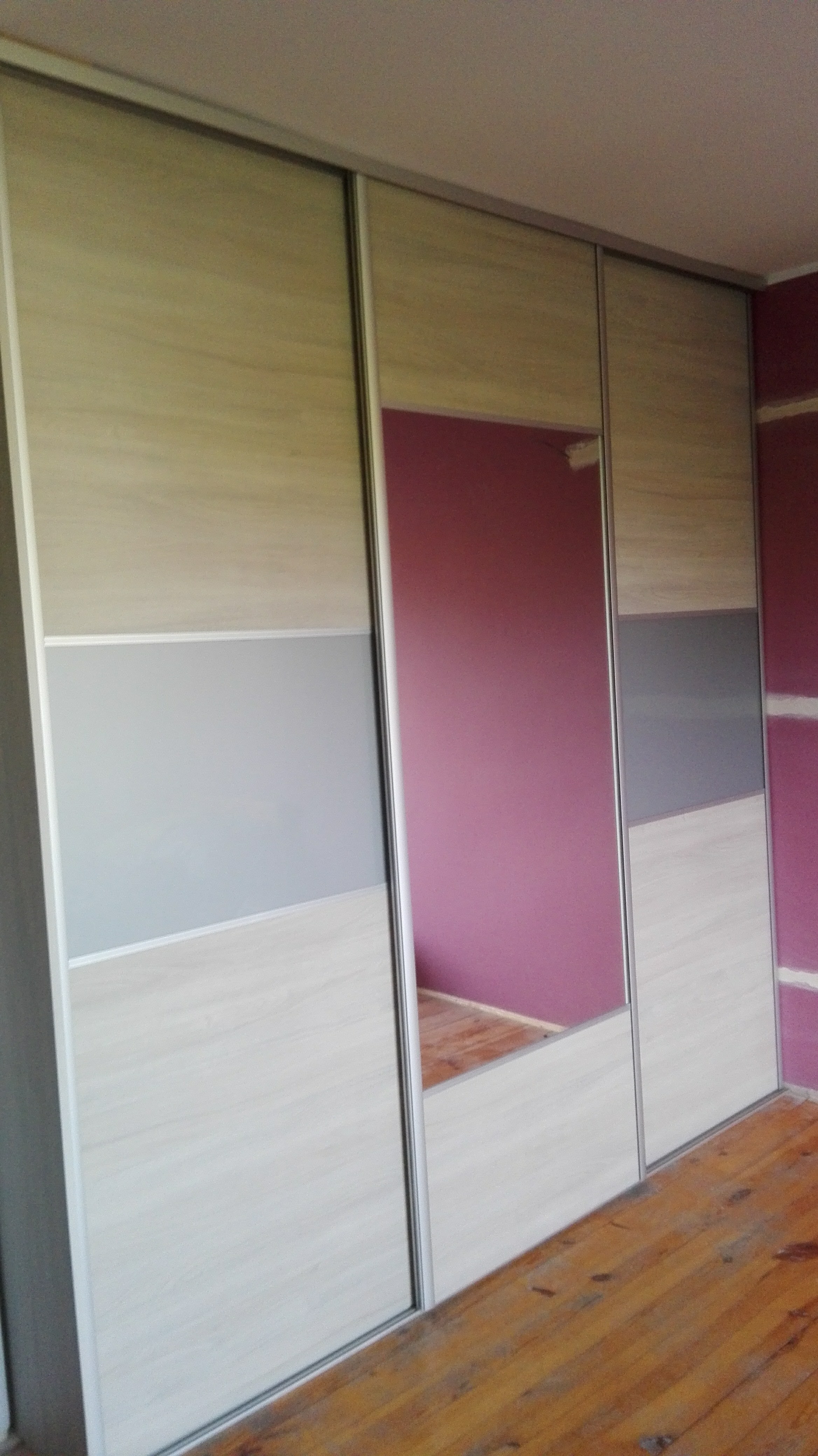 Jasna szafa z pasami i lustrem