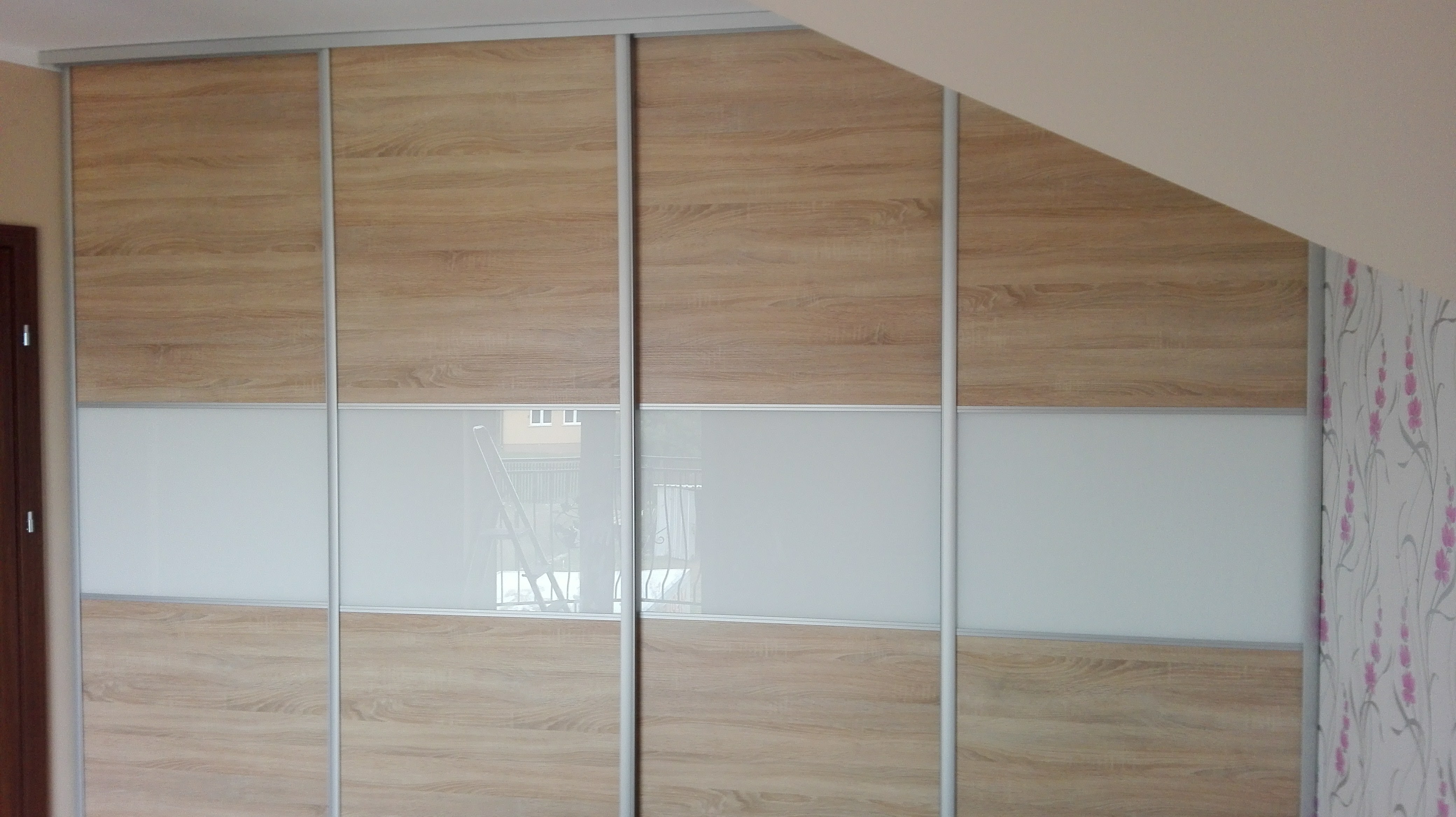 Przesuwna szafa z białym pasem