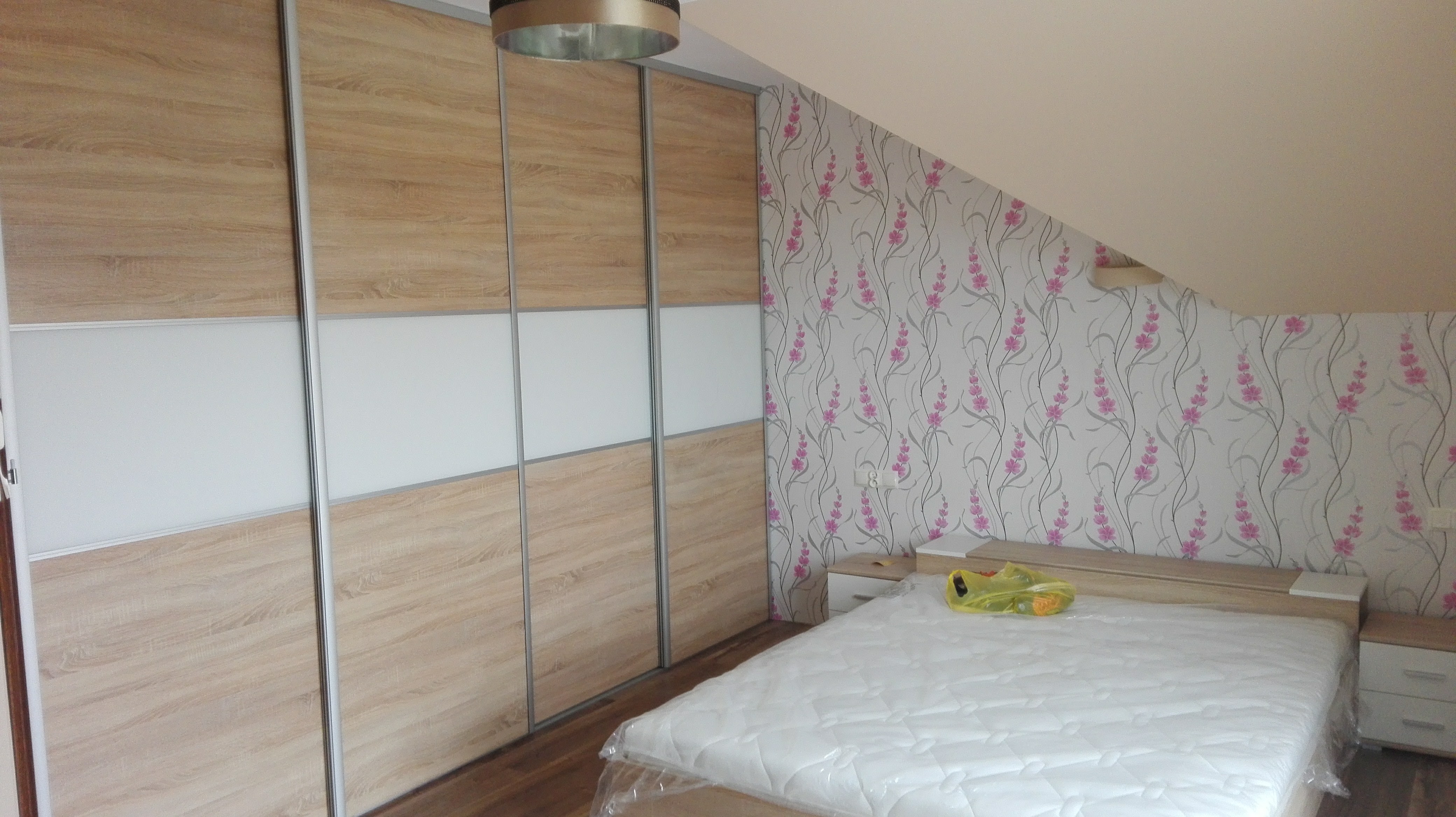 Przesuwna szafa z białym pasem2