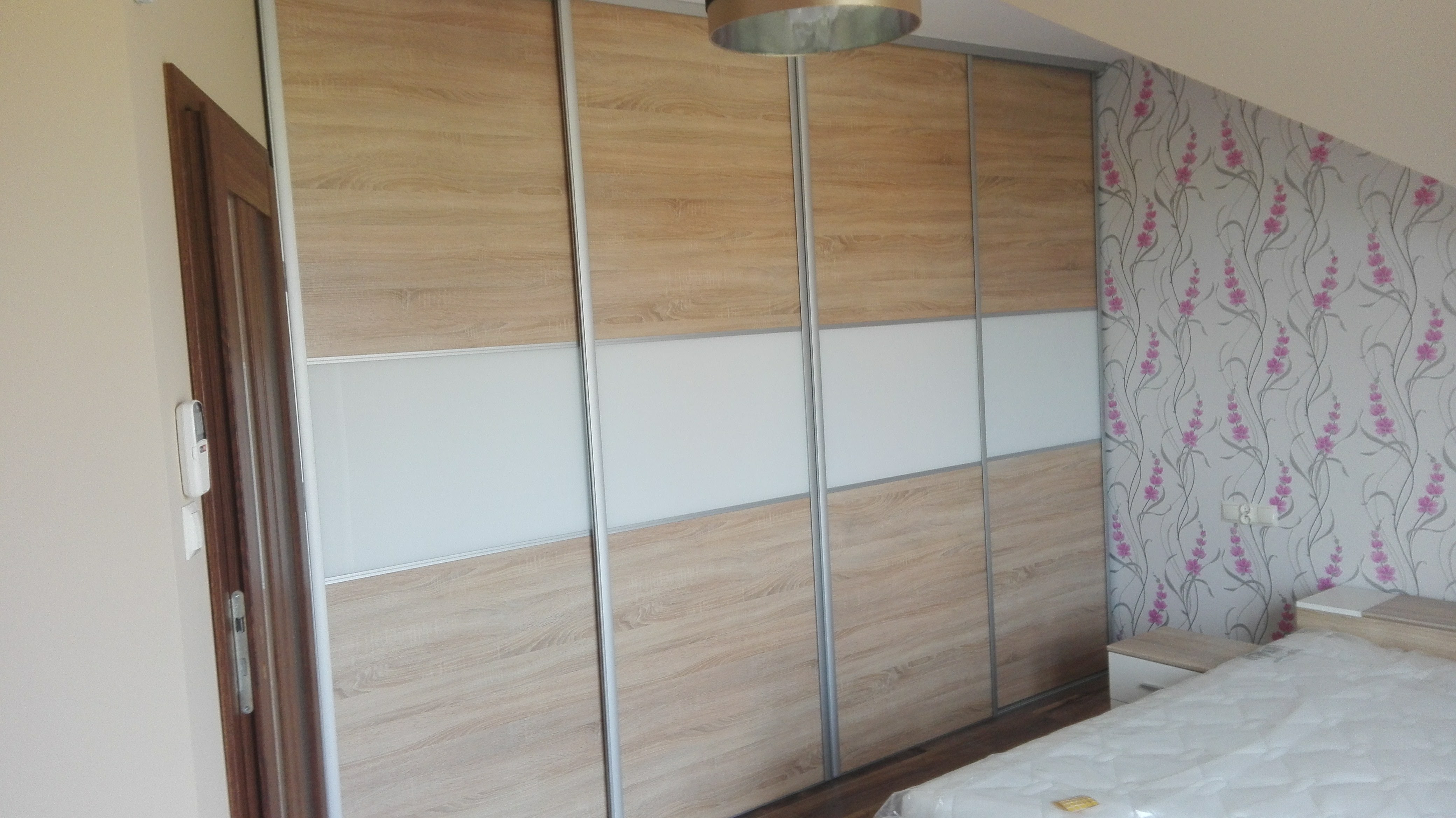 Przesuwna szafa z białym pasem3