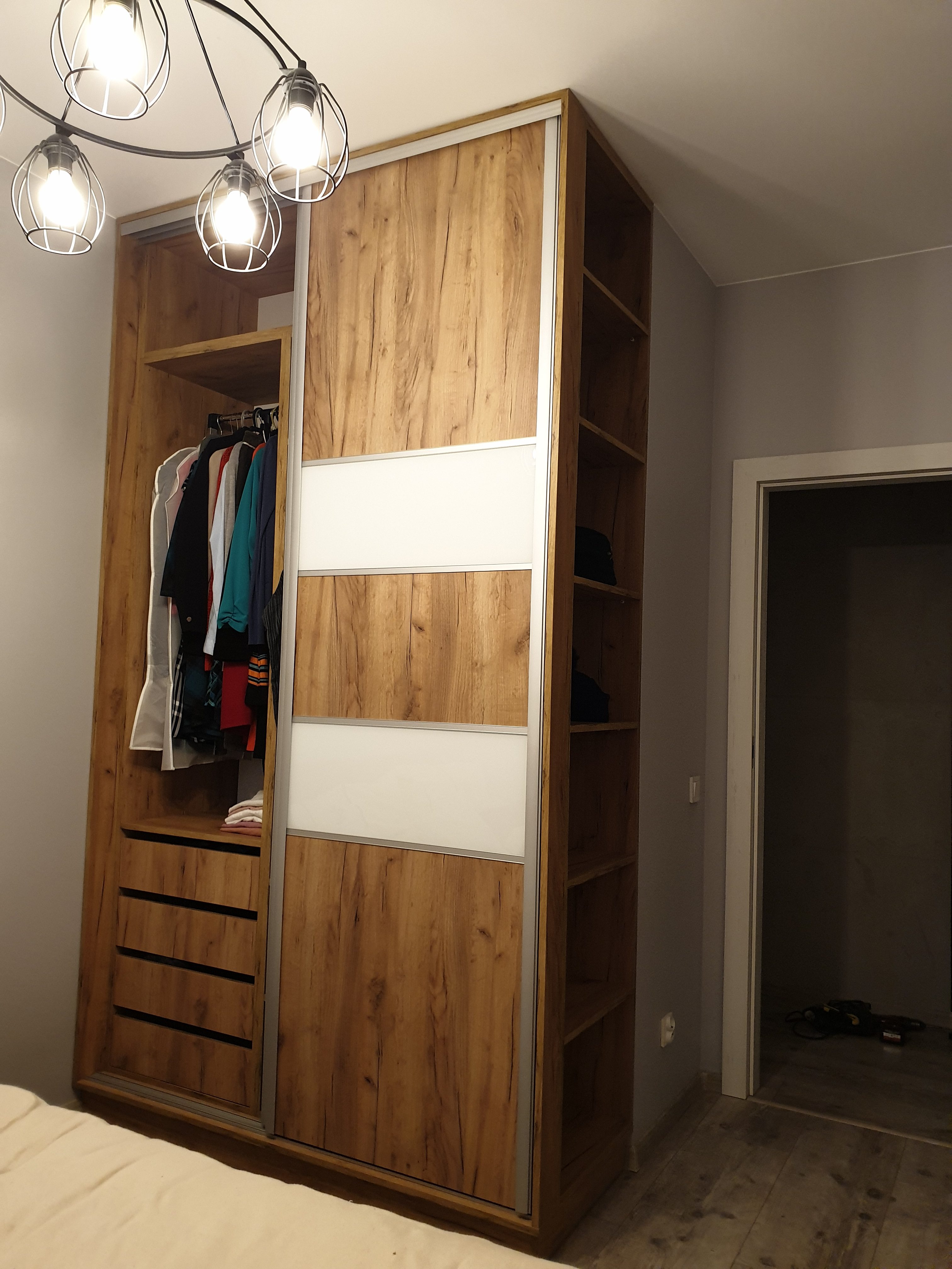 Szafa dwukolorowa z półkami i szufladami2