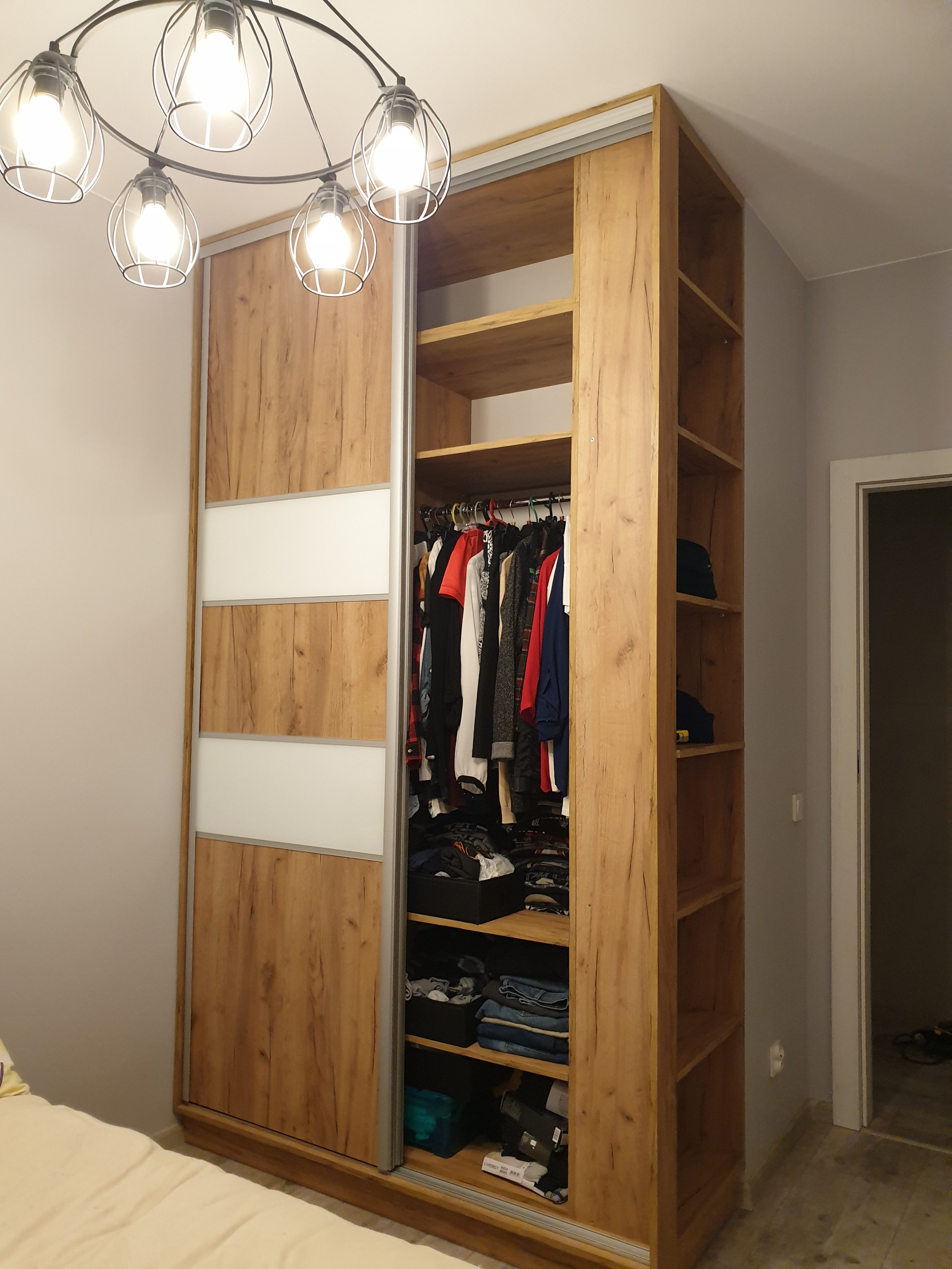 Szafa dwukolorowa z półkami i szufladami3