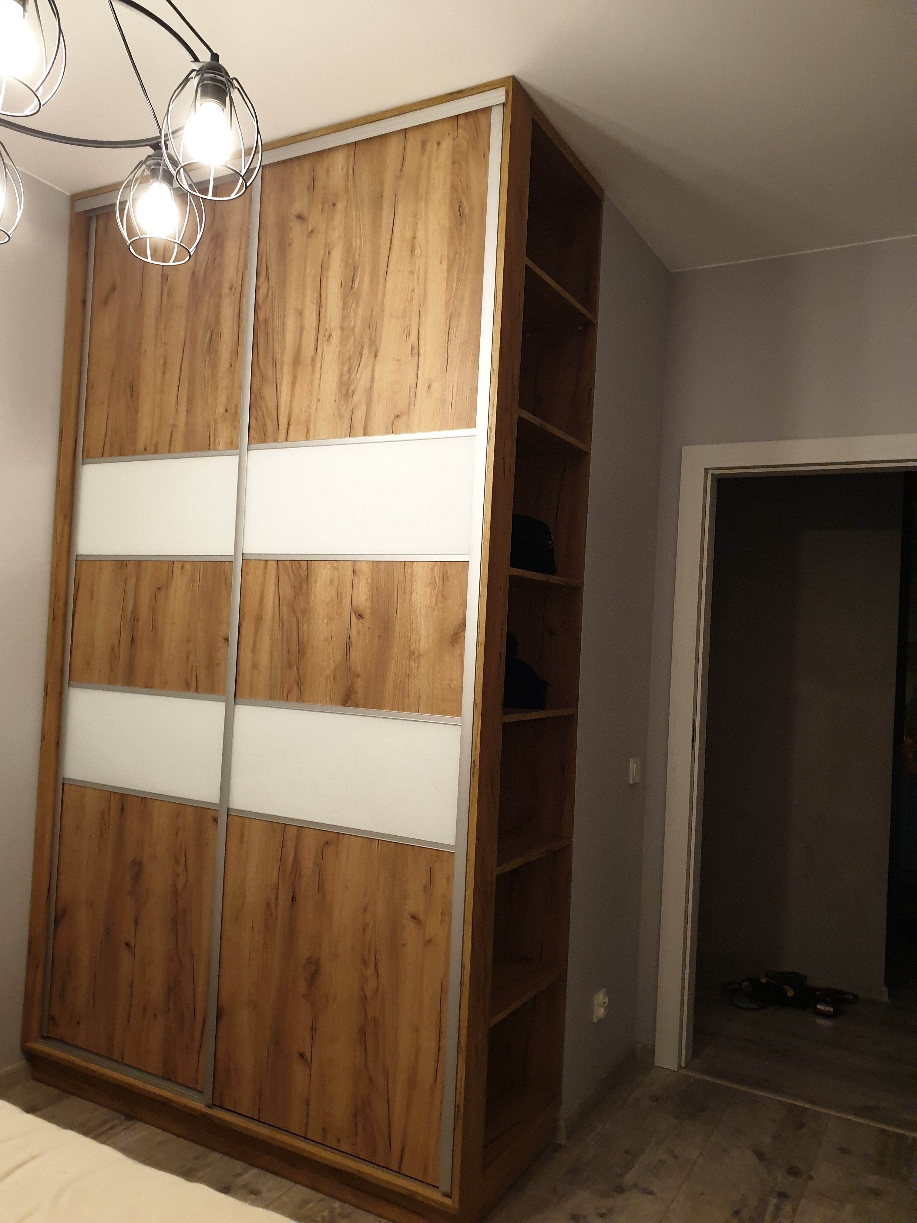 Szafa dwukolorowa z półkami i szufladami4