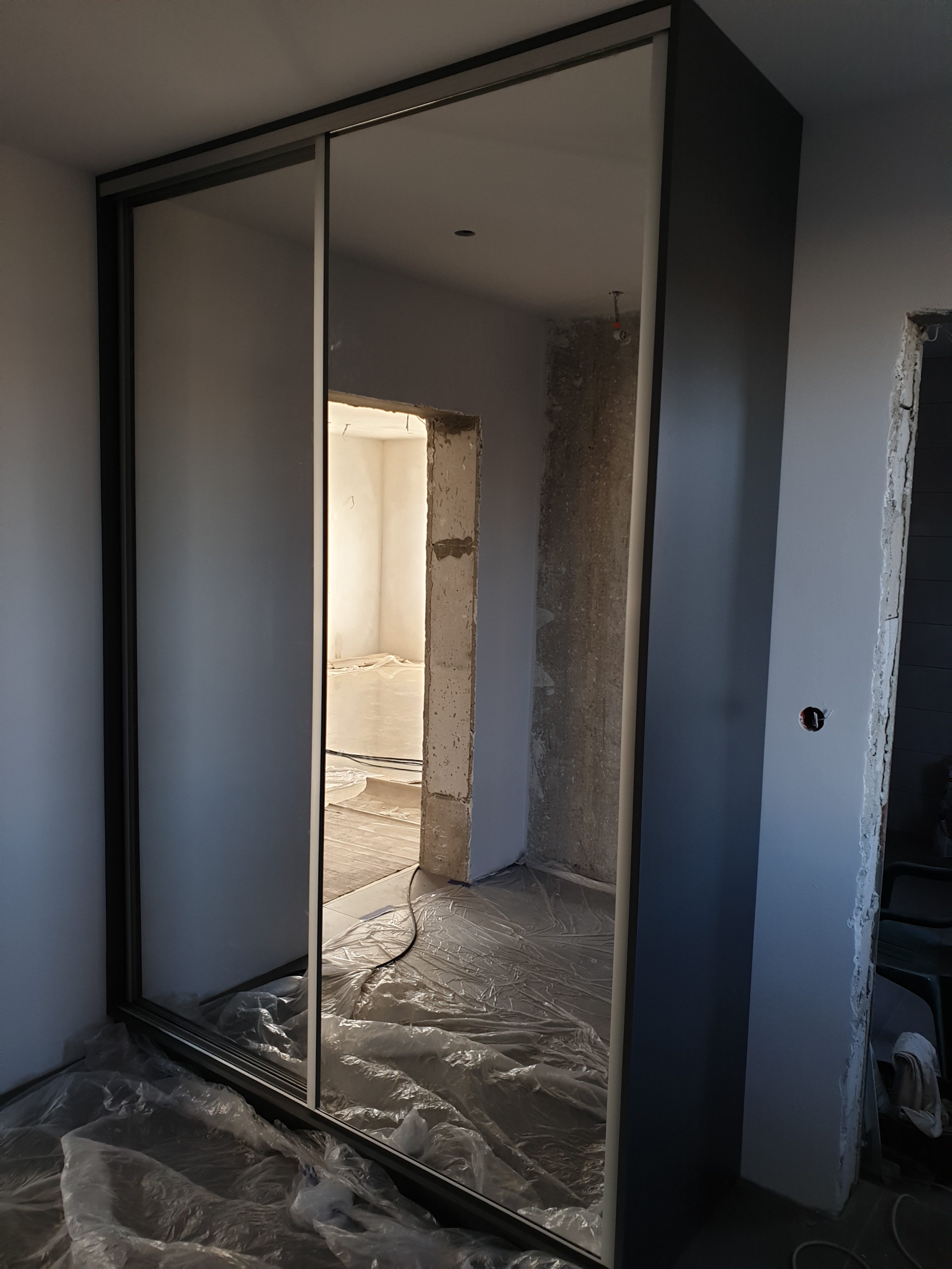 Szafa przesuwna z lustrem