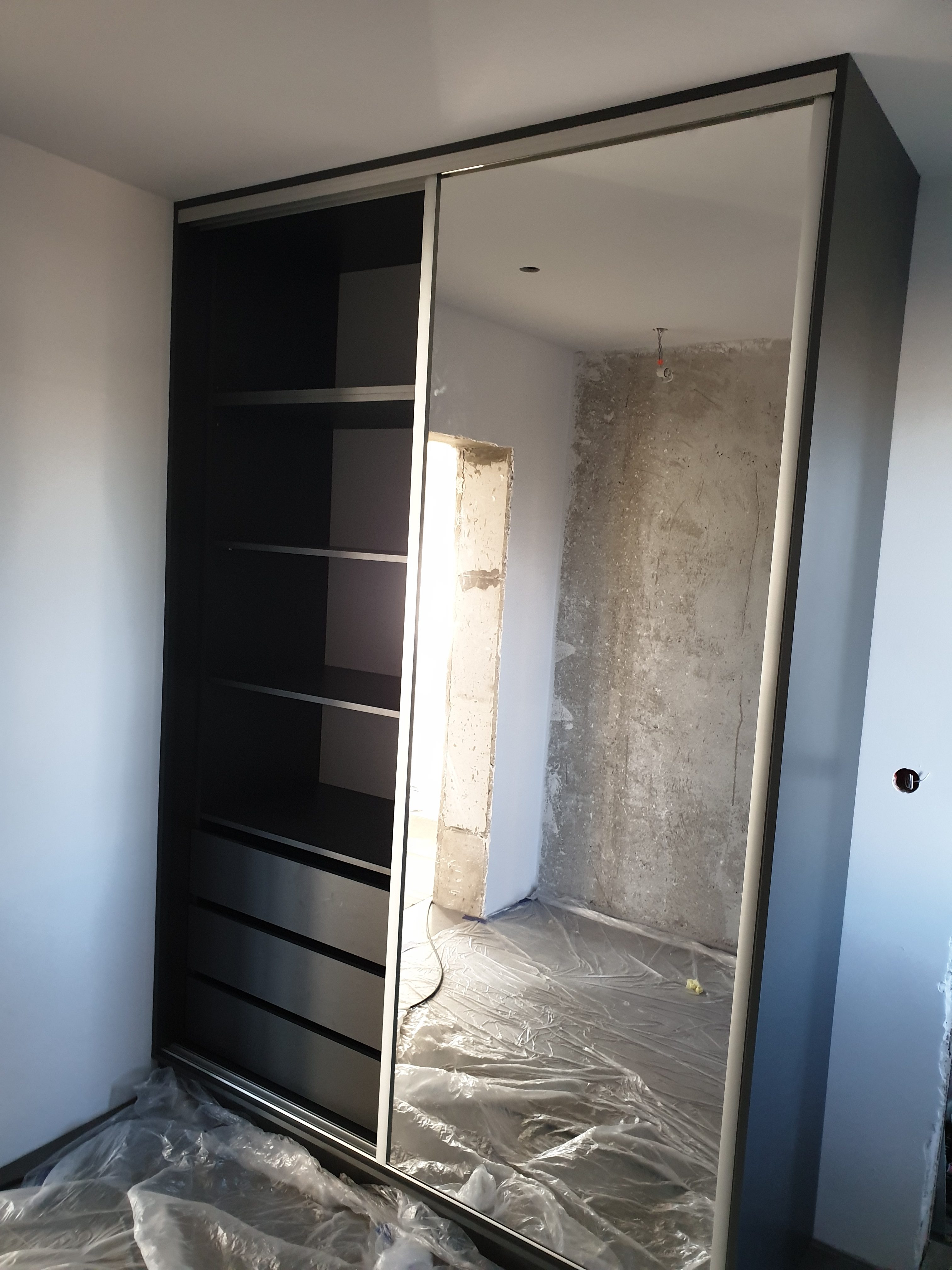 Szafa przesuwna z lustrem2