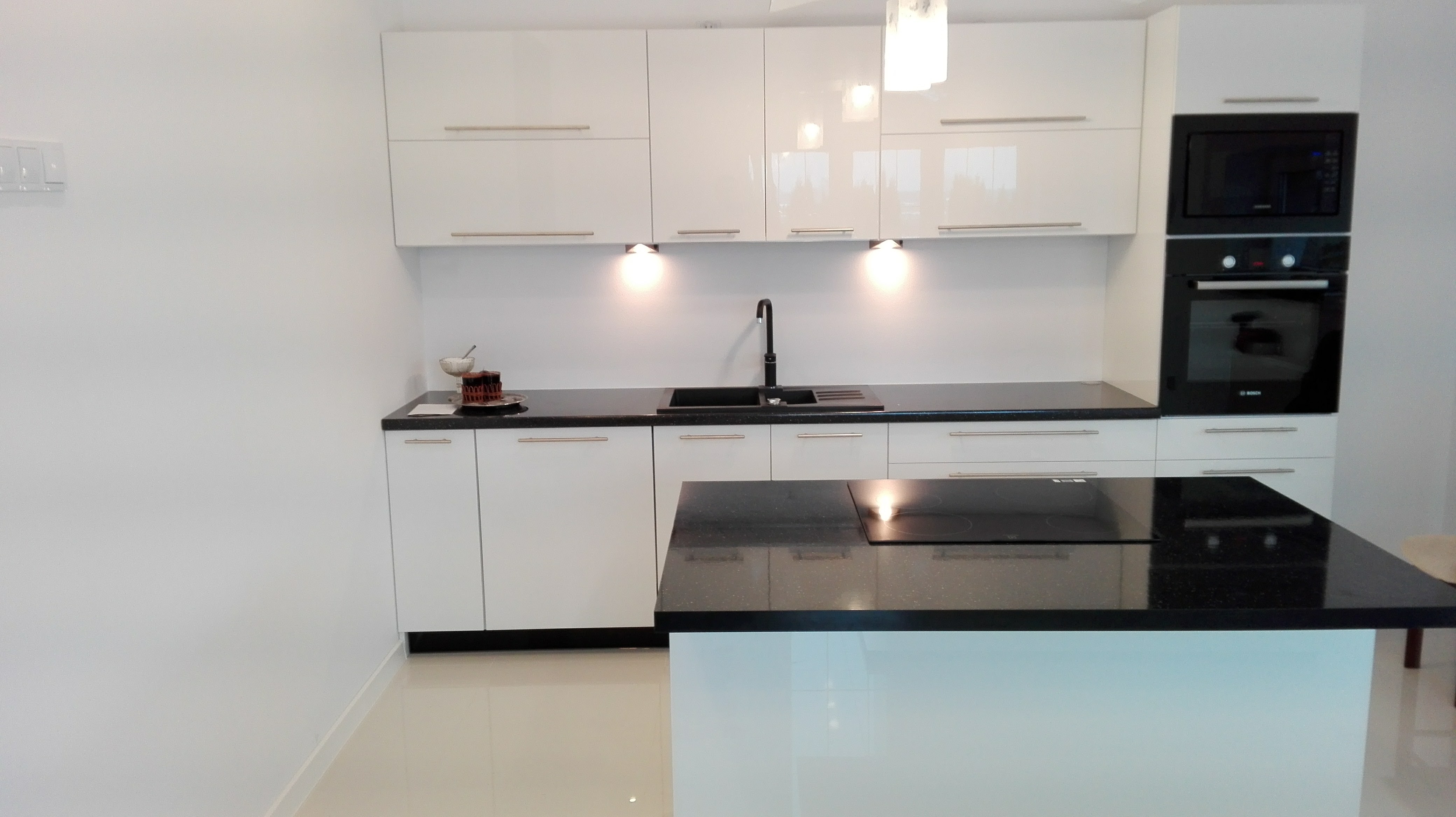 biało-czarna kuchnia z wyspą