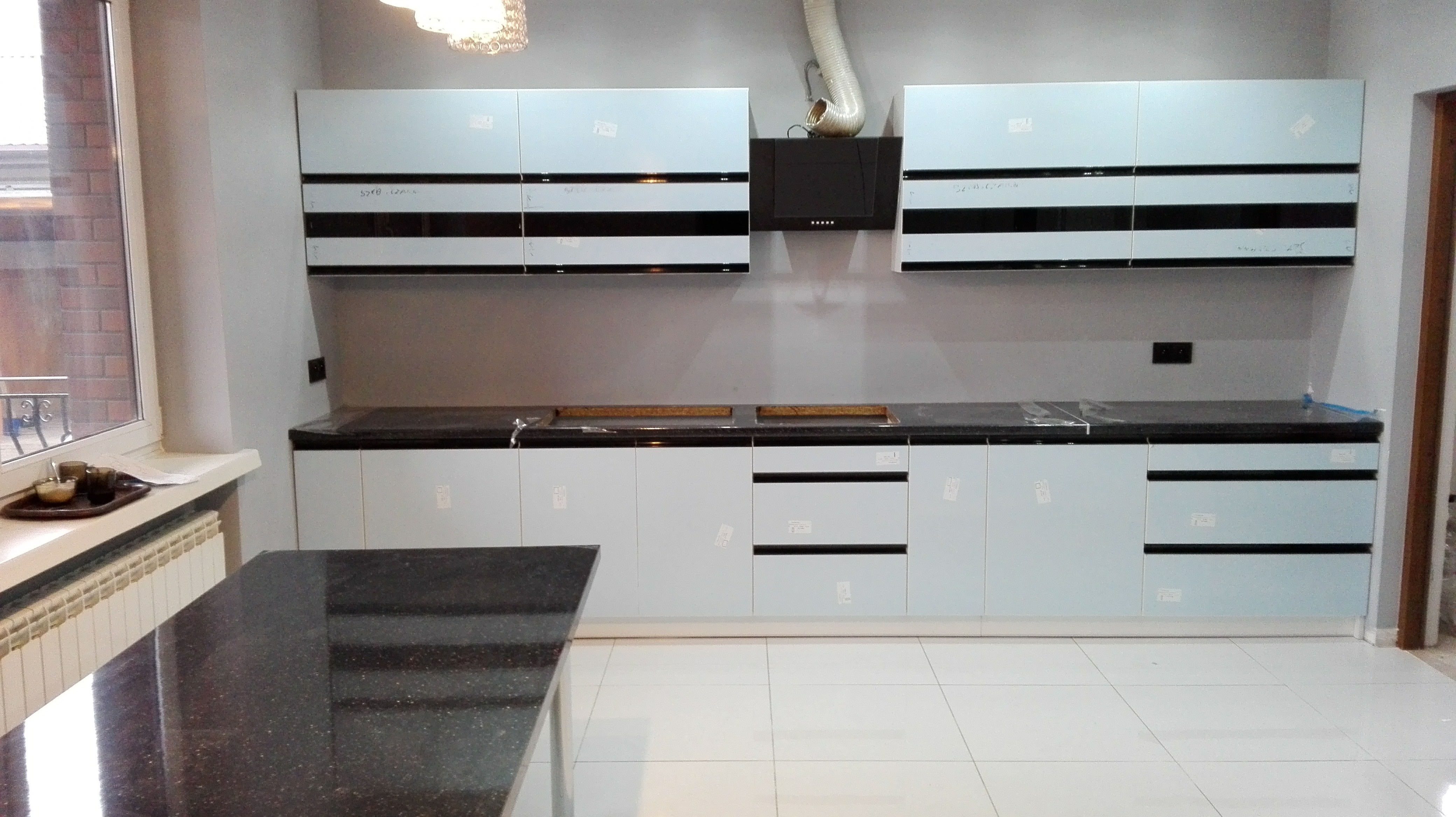 biało-czarna kuchnia z wyspą2