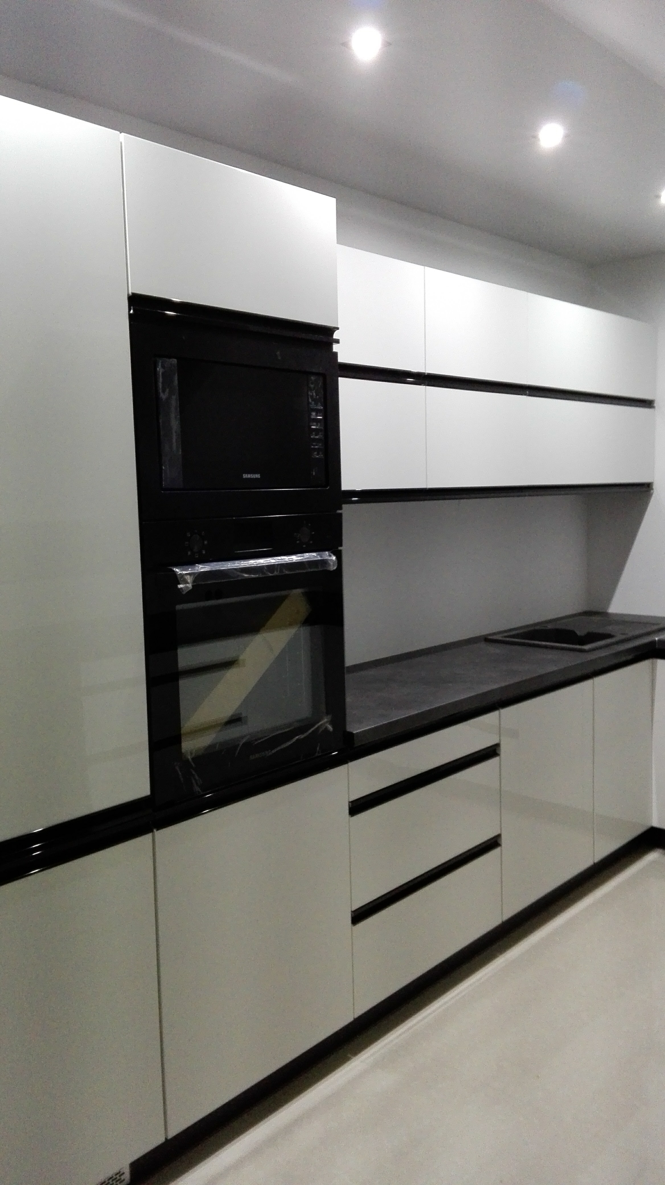 jasna kuchnia z czarnymi akcentami 2