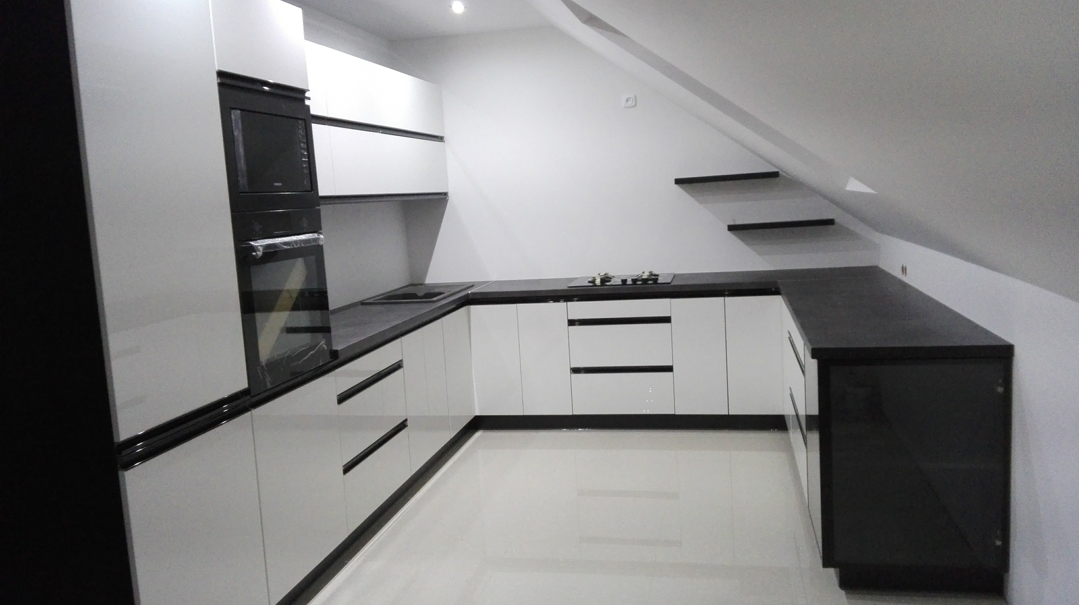 jasna kuchnia z czarnymi akcentami