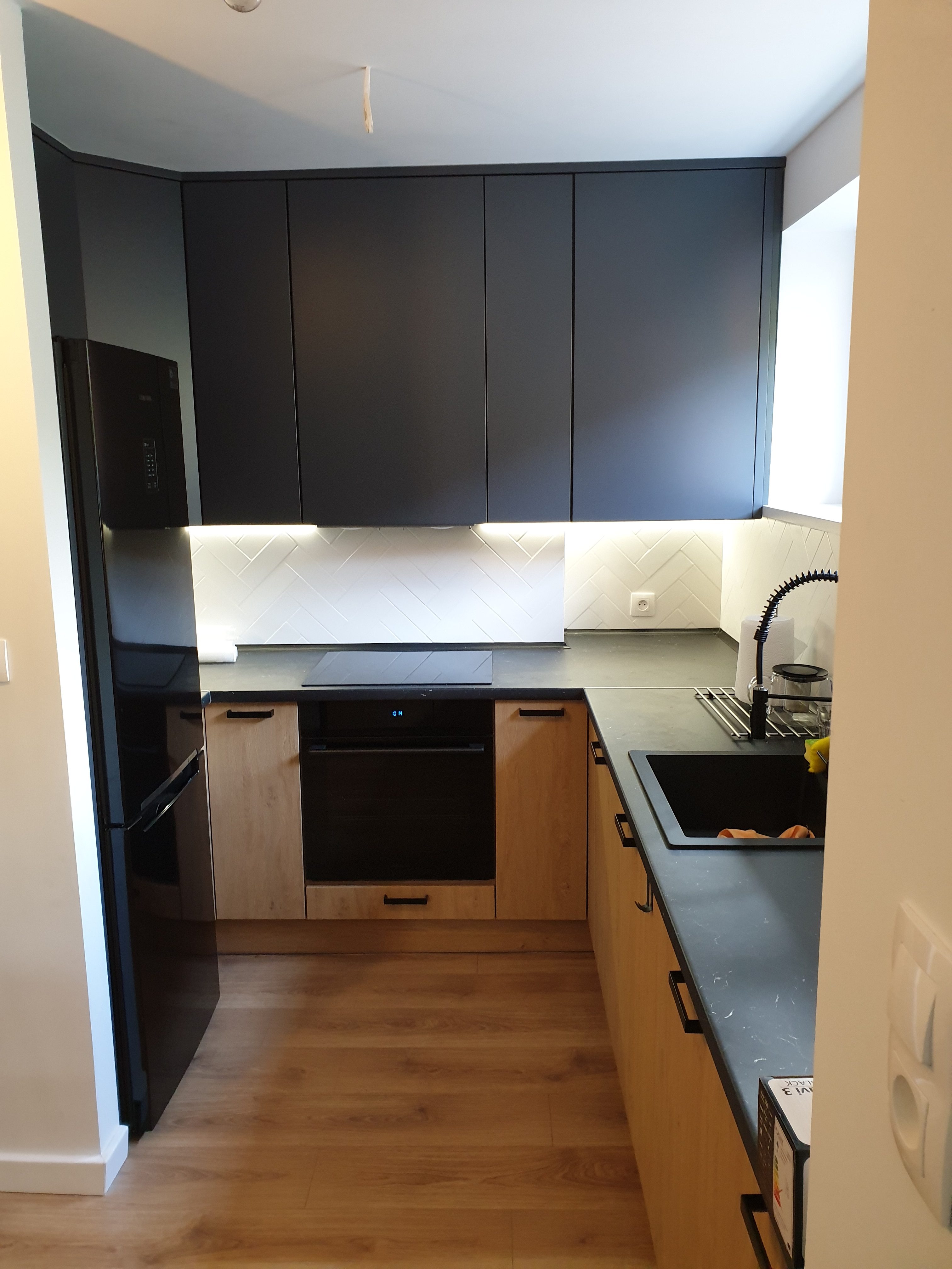 nowoczesna kuchnia z czarnymi frontami