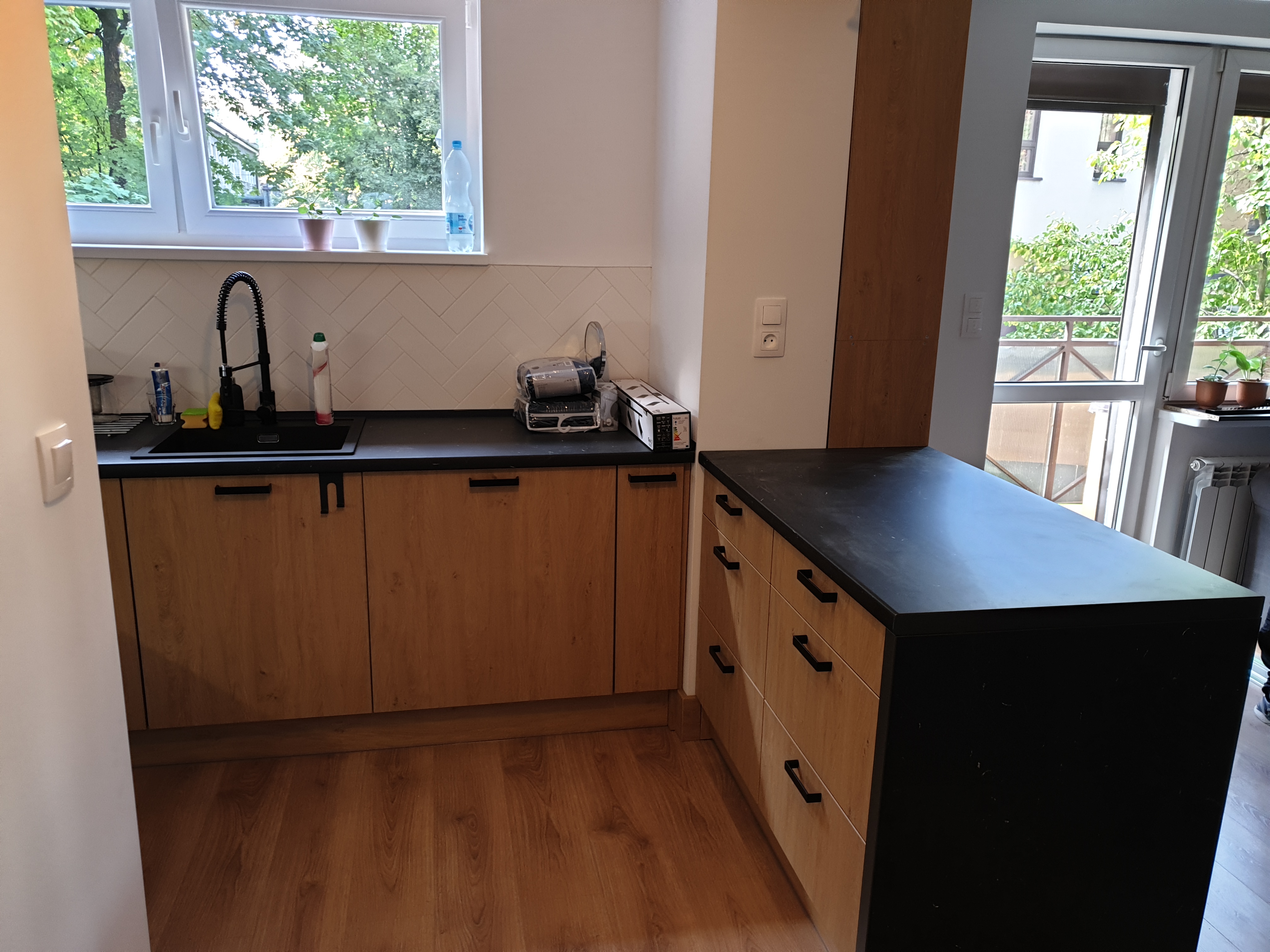 nowoczesna kuchnia z czarnymi frontami2