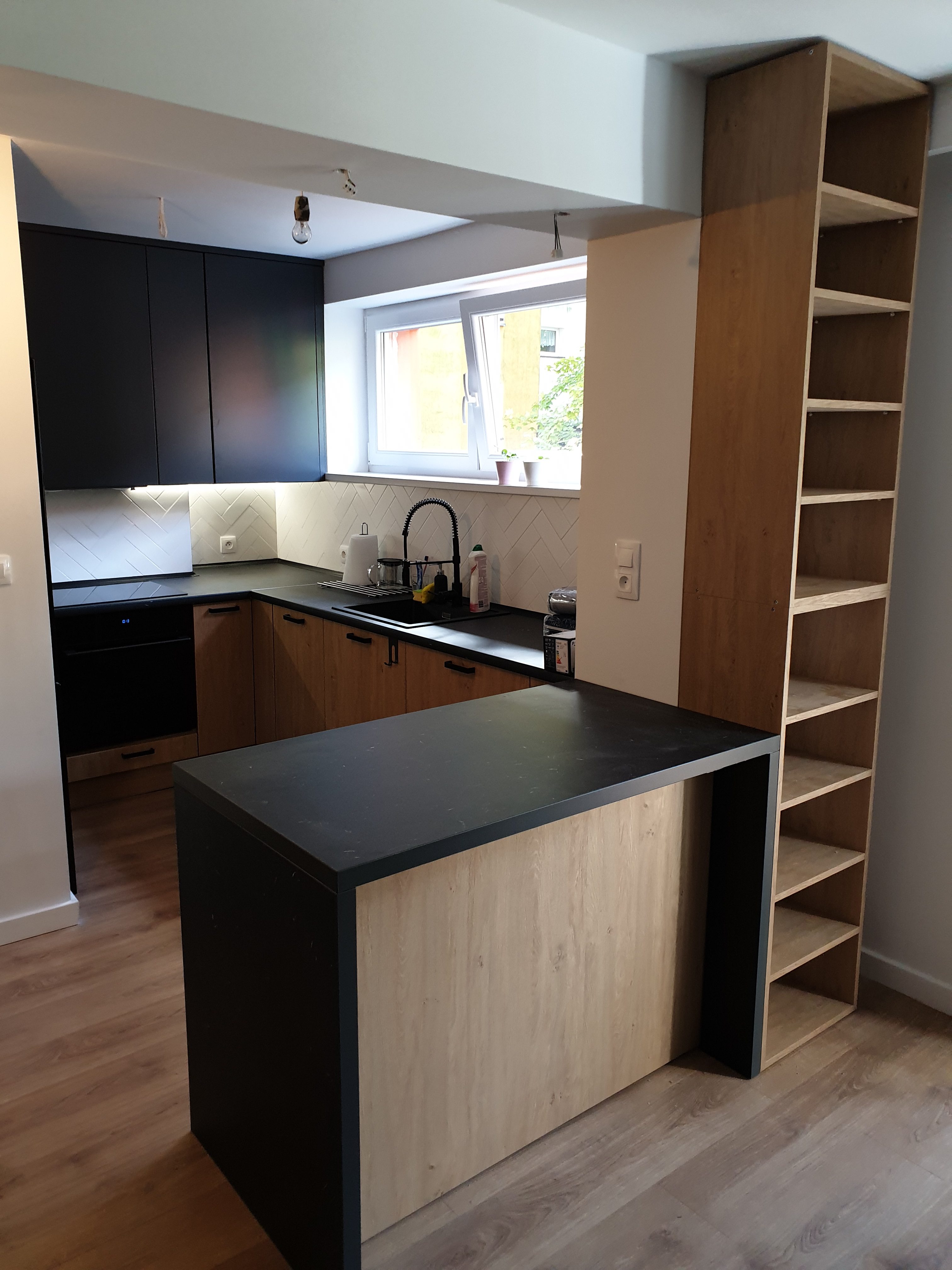 nowoczesna kuchnia z czarnymi frontami3