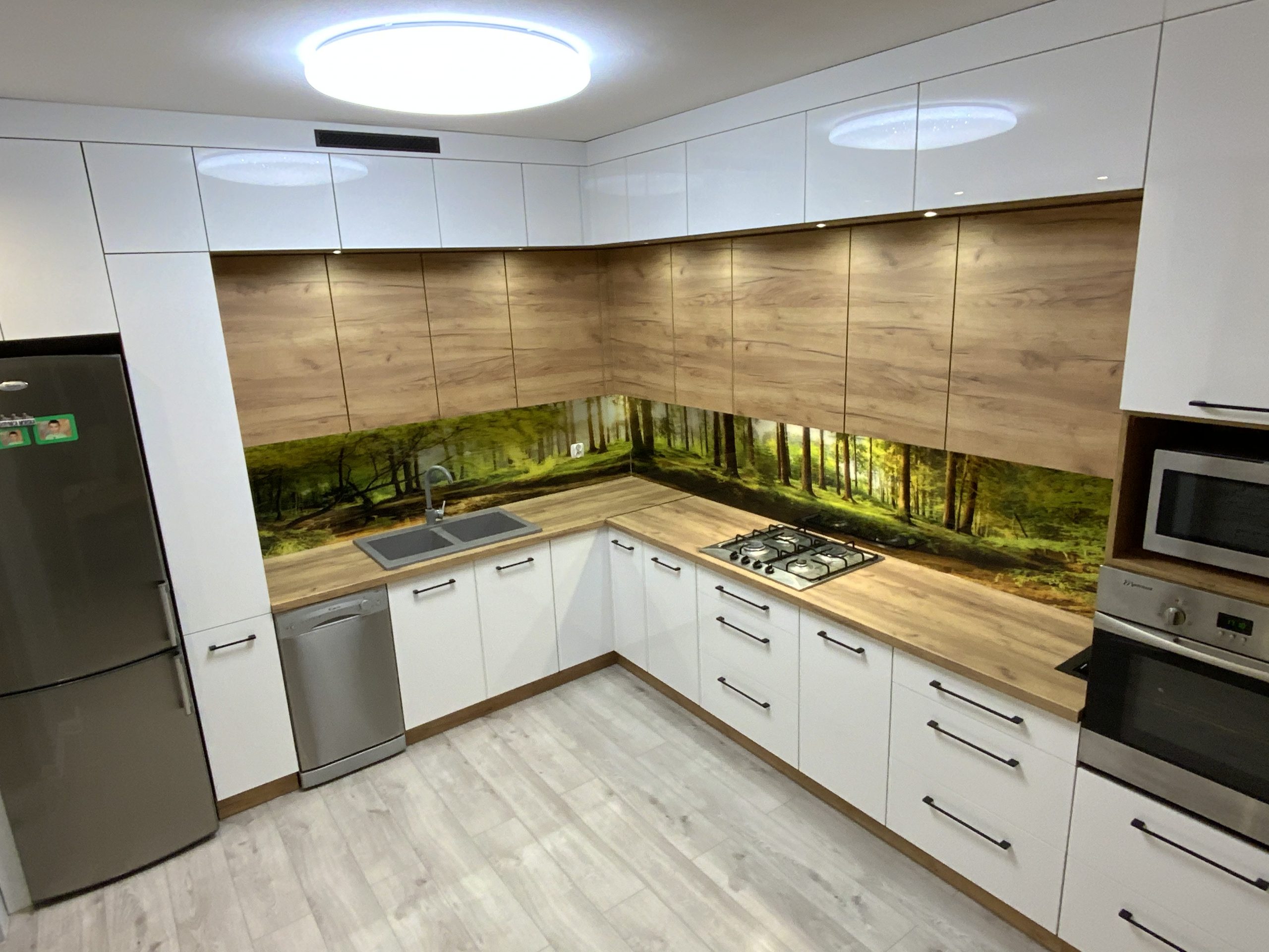 E4E6B73B-6284-4A28-BEA8-D6E4B33458EA