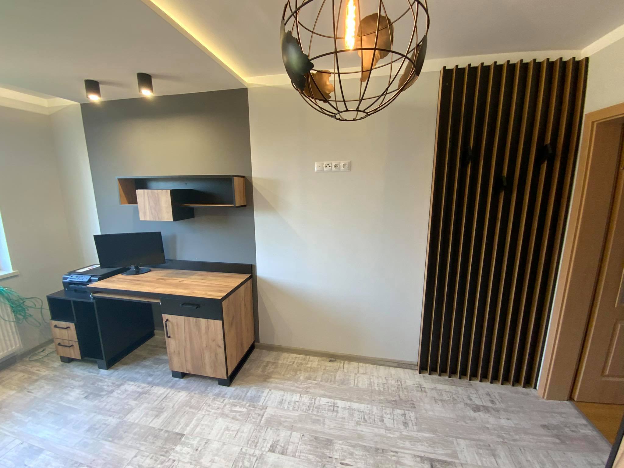 Ergonomiczne meble biurowe na wymiar od Keda Meble, zaprojektowane do optymalizacji miejsca pracy