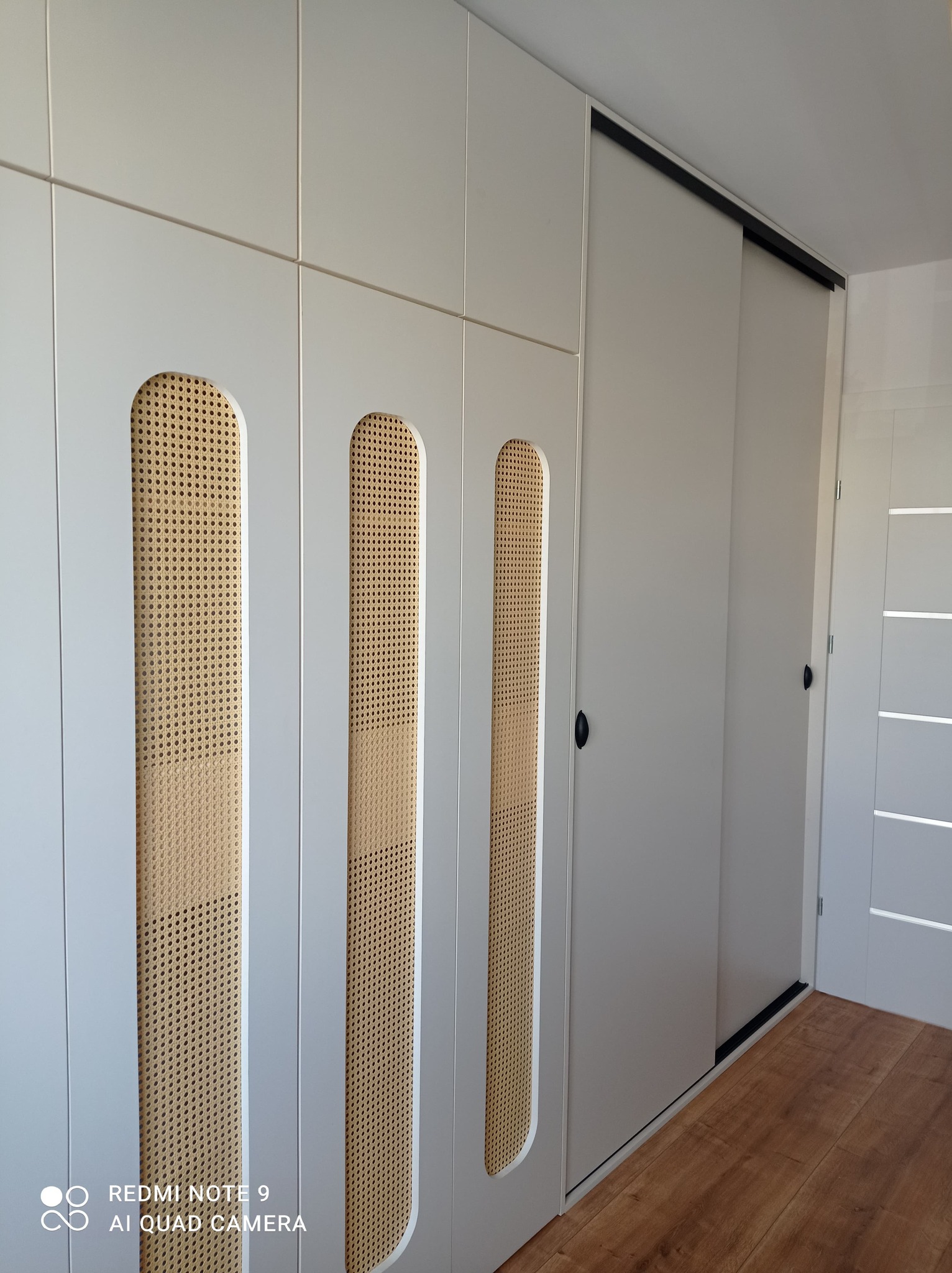 Szafa z wykończeniem ratanowym