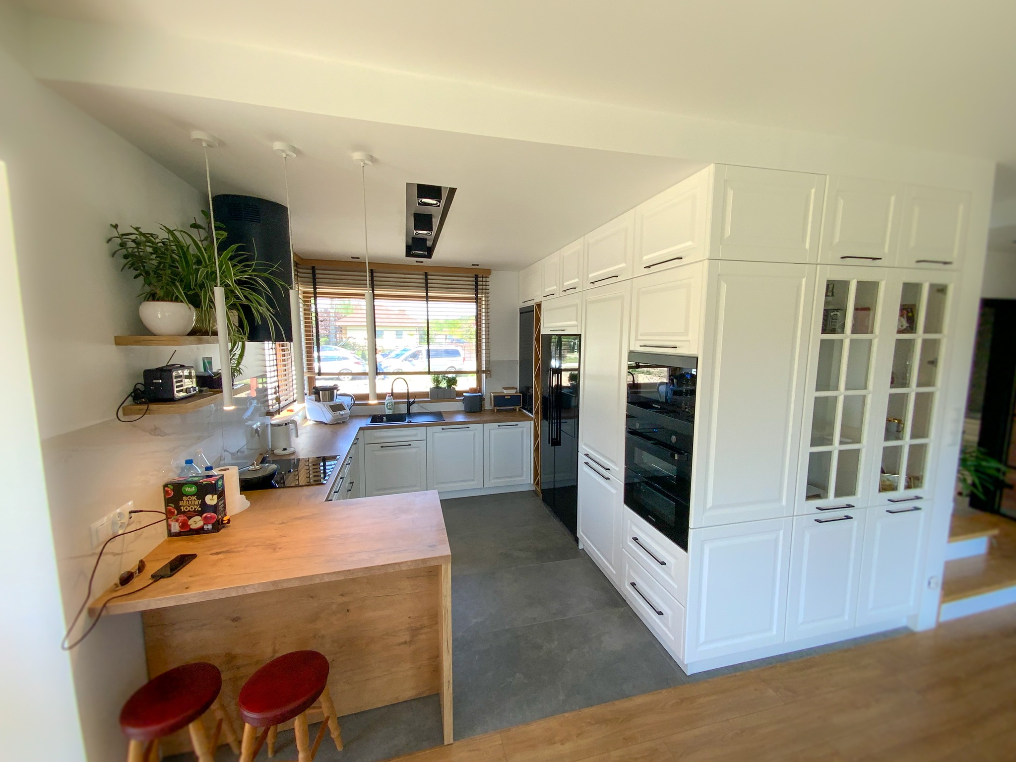 Przestronna kuchnia na wymiar otwarta na salon - harmonijne połączenie przestrzeni.