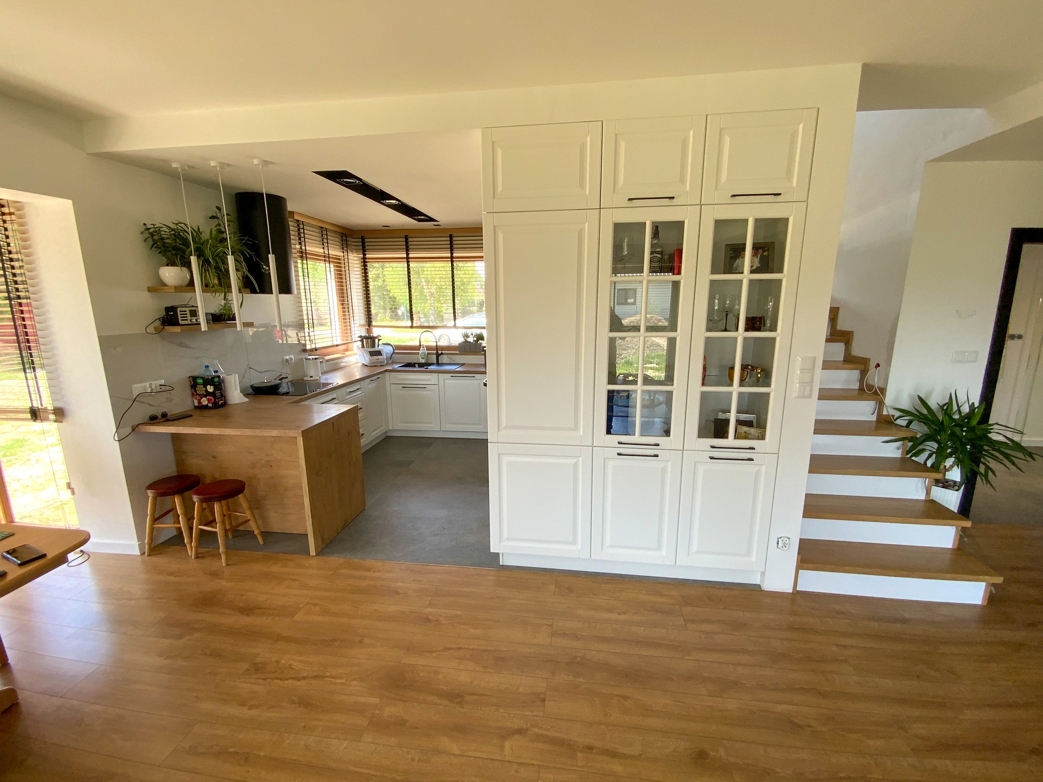 Witryna ze szprosami - harmonijne połączenie salonu z kuchnią