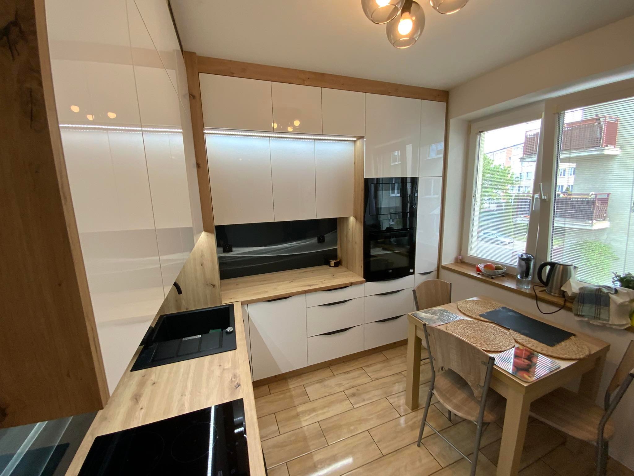 Nowoczesna kuchnia otwarta na salon