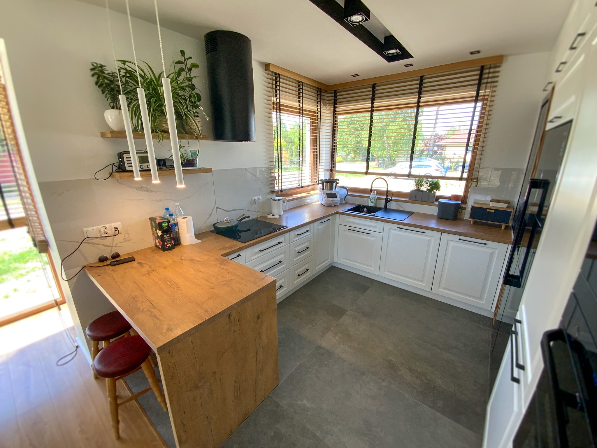 Przestronna kuchnia na wymiar otwarta na salon - harmonijne połączenie przestrzeni.